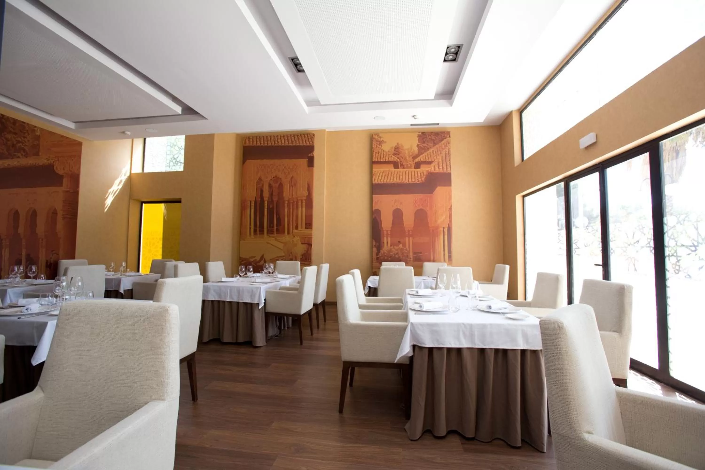 Restaurant/places to eat in M.A. Hotel Sevilla Congresos