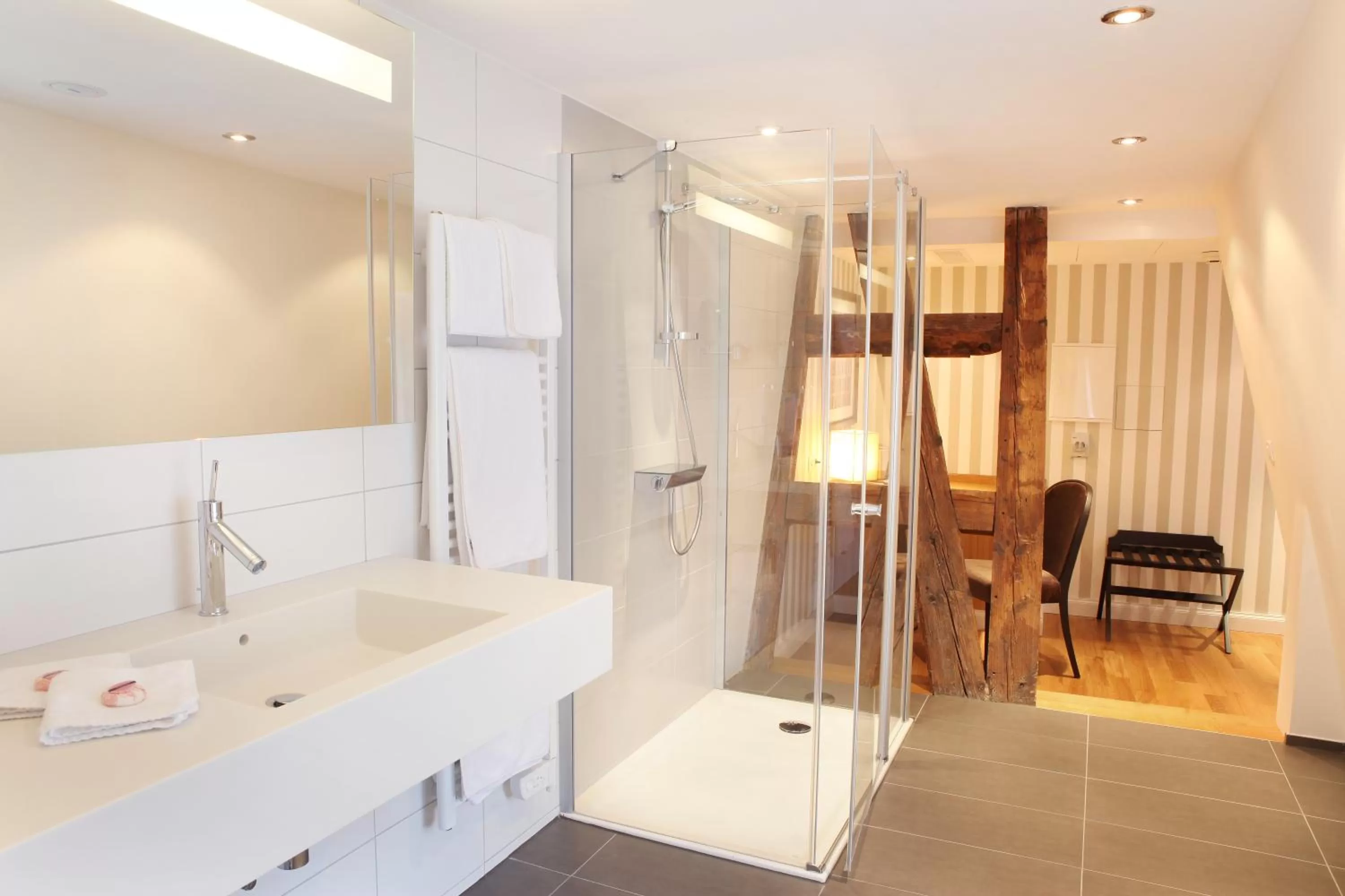 Shower in Logis Hôtel Ettenheim