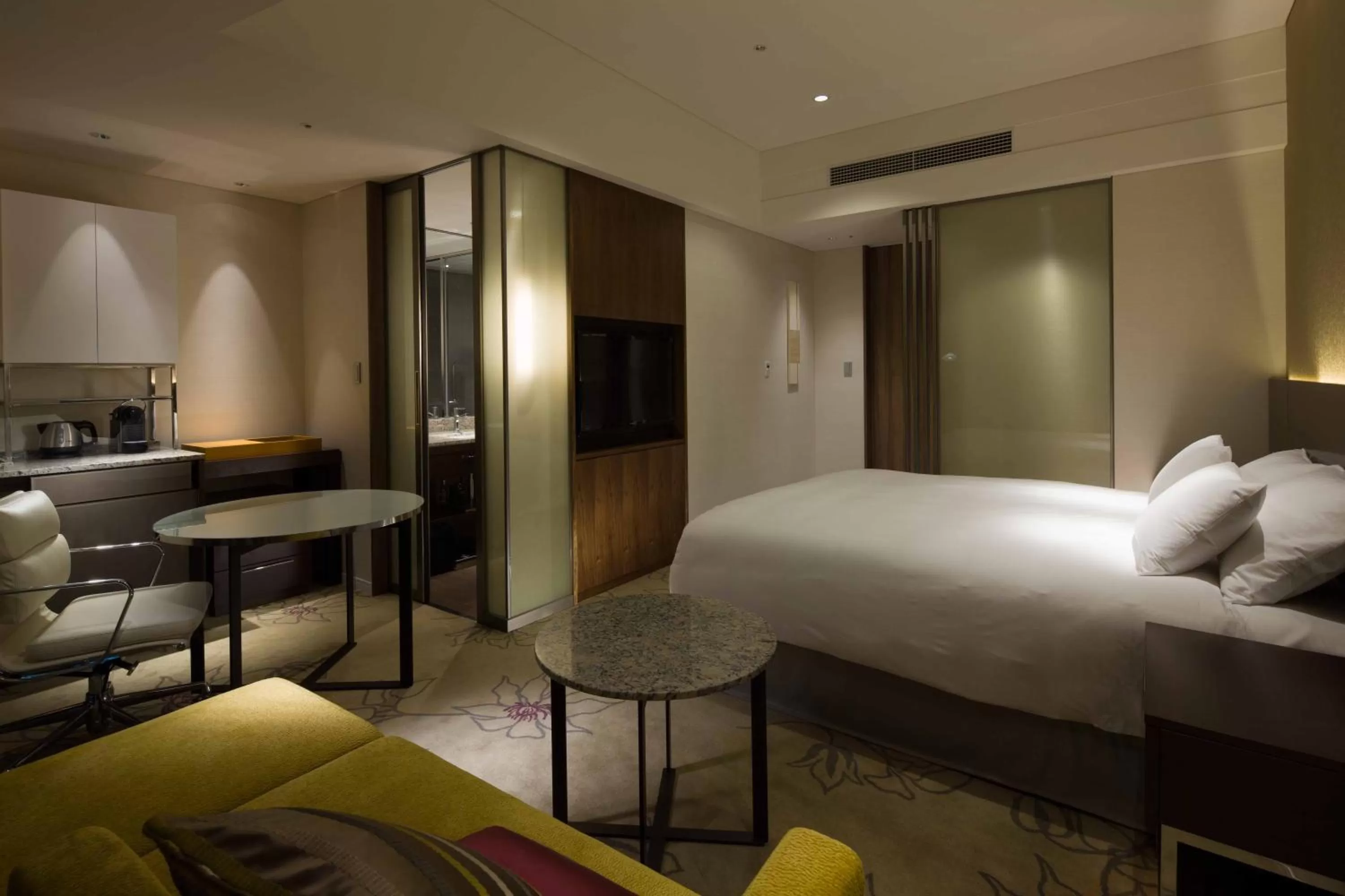 Bed in Osaka Marriott Miyako Hotel