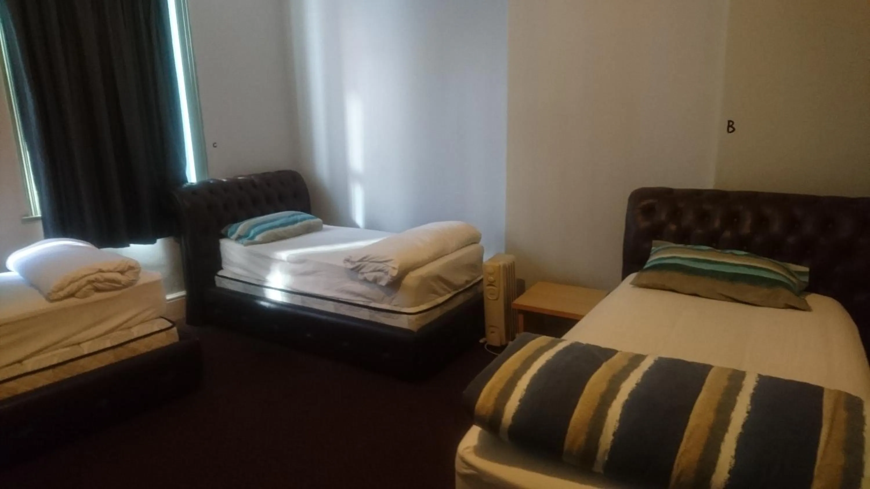 Bedroom, Bed in Backpackers Imperial Hotel