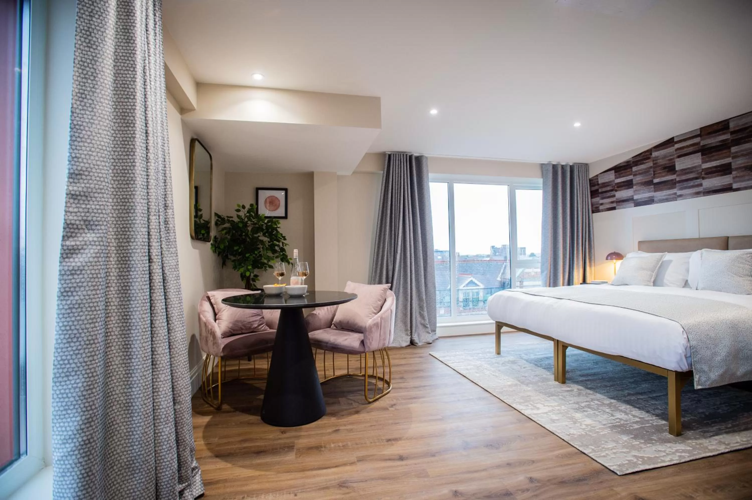 Dining area, Bed in The Gresham Aparthotel