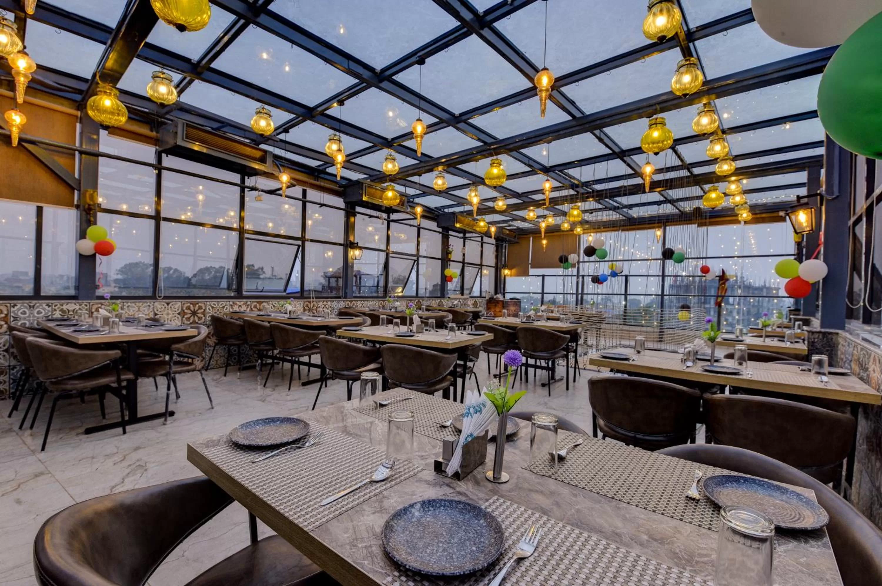 Restaurant/places to eat in Treebo Winsome Banquet And Resort