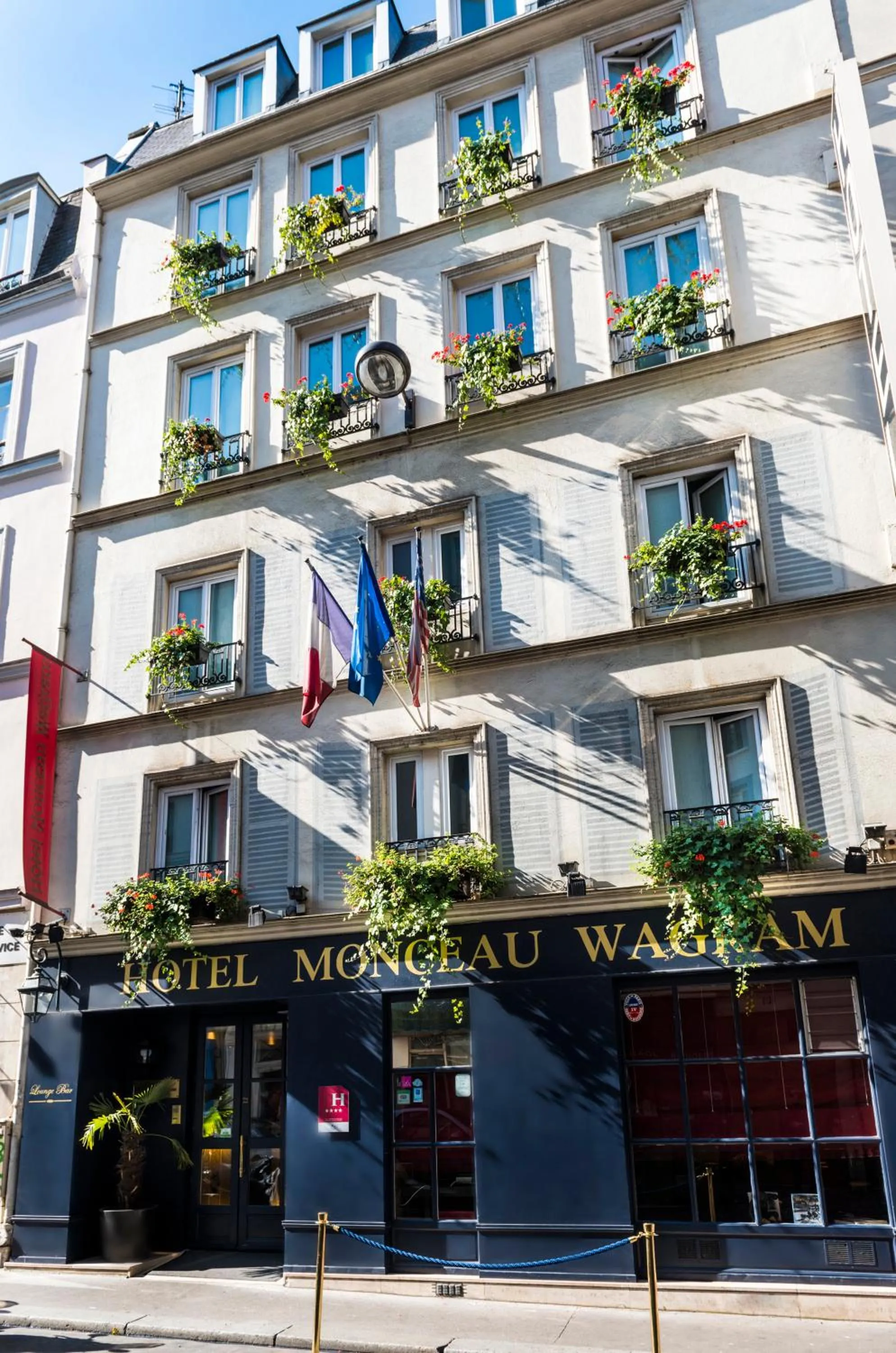 Facade/entrance in Hotel Monceau Wagram
