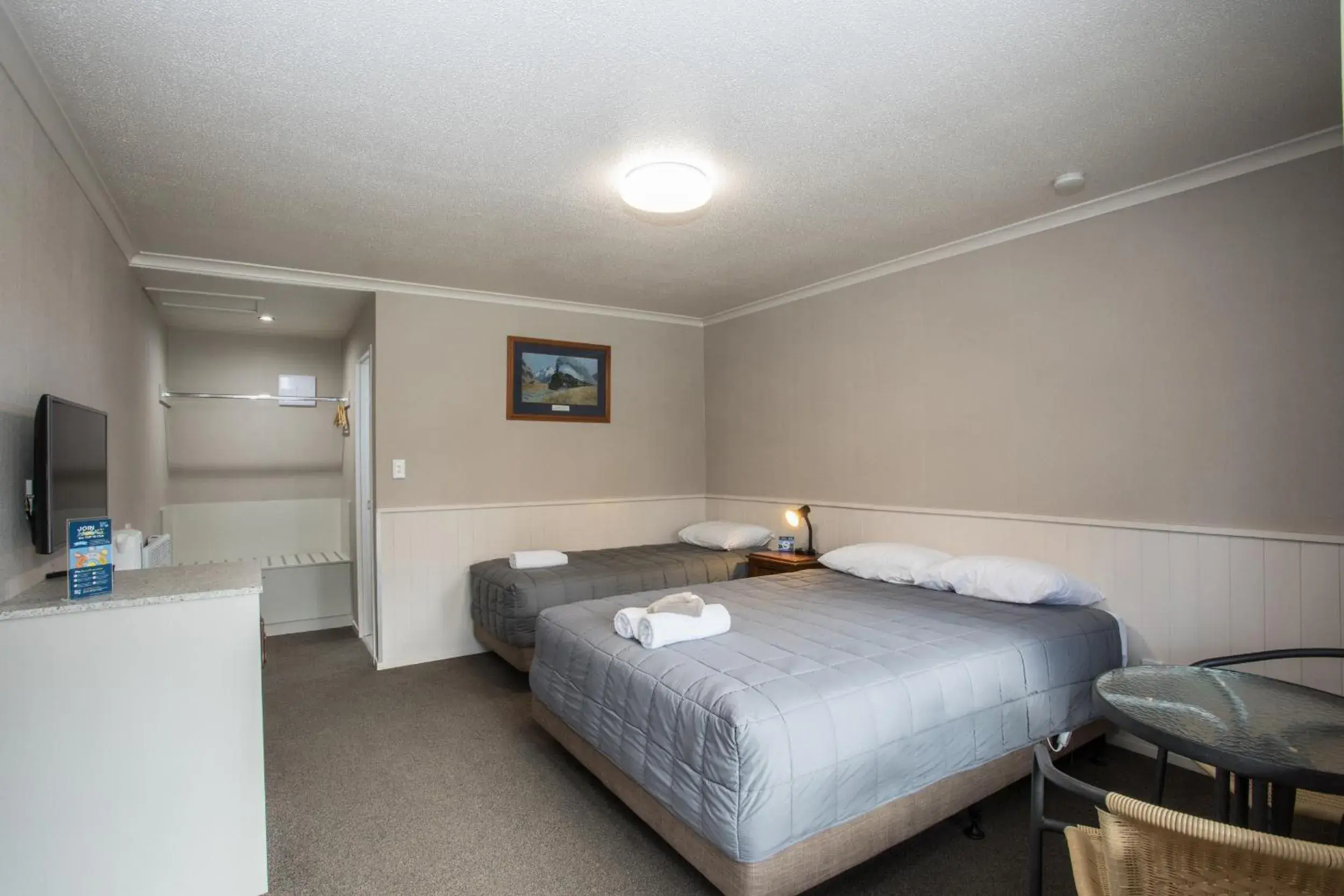 Studio with Ensuite (3 Adults) in Te Anau Top 10 Holiday Park and Motels Studio with Ensuite (3 Adults) in Te Anau Top 10 Holiday Park and Motels