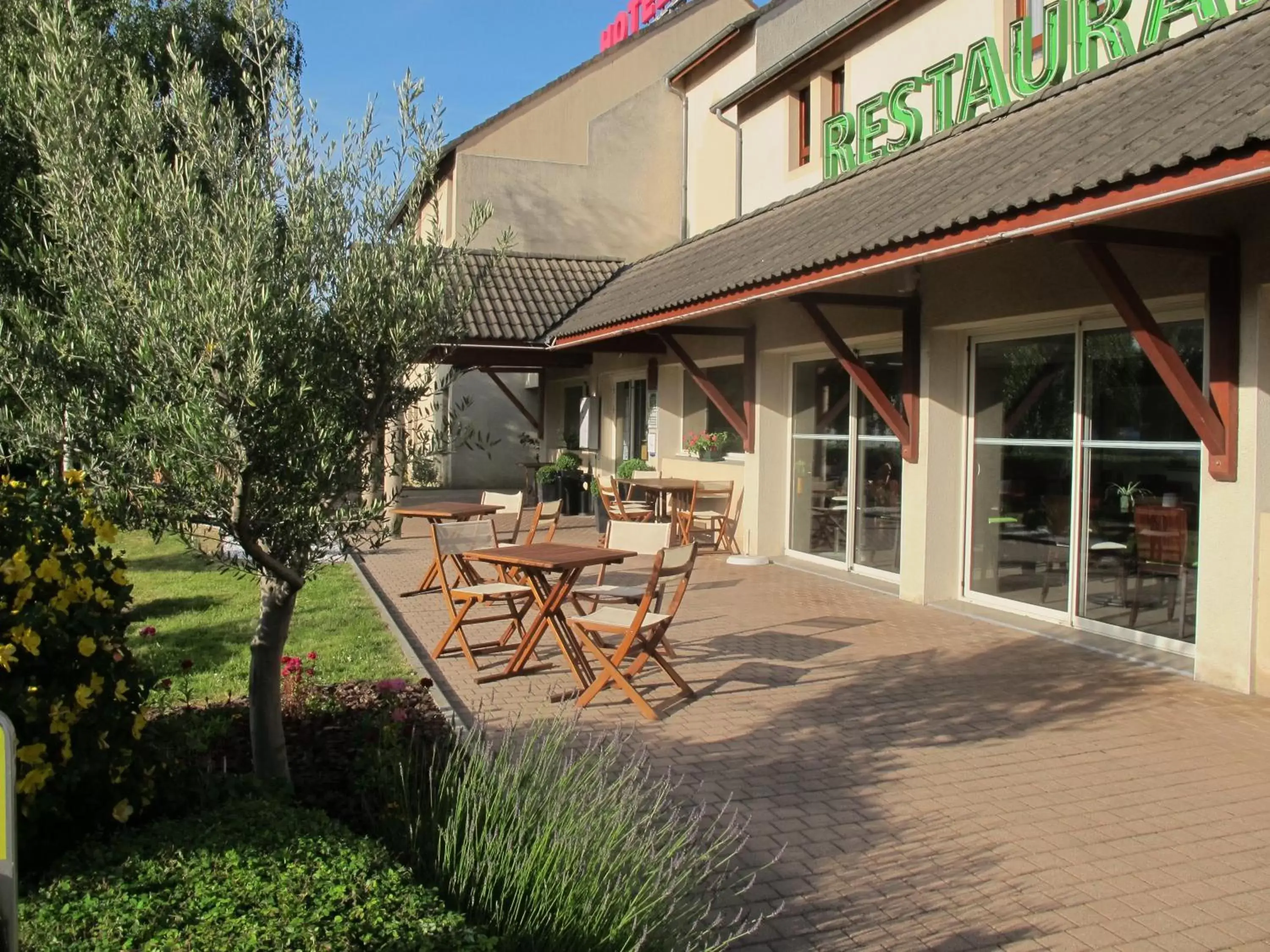 Patio in Logis Hôtel-Restaurant Les Loges Patio in Logis Hôtel-Restaurant Les Loges