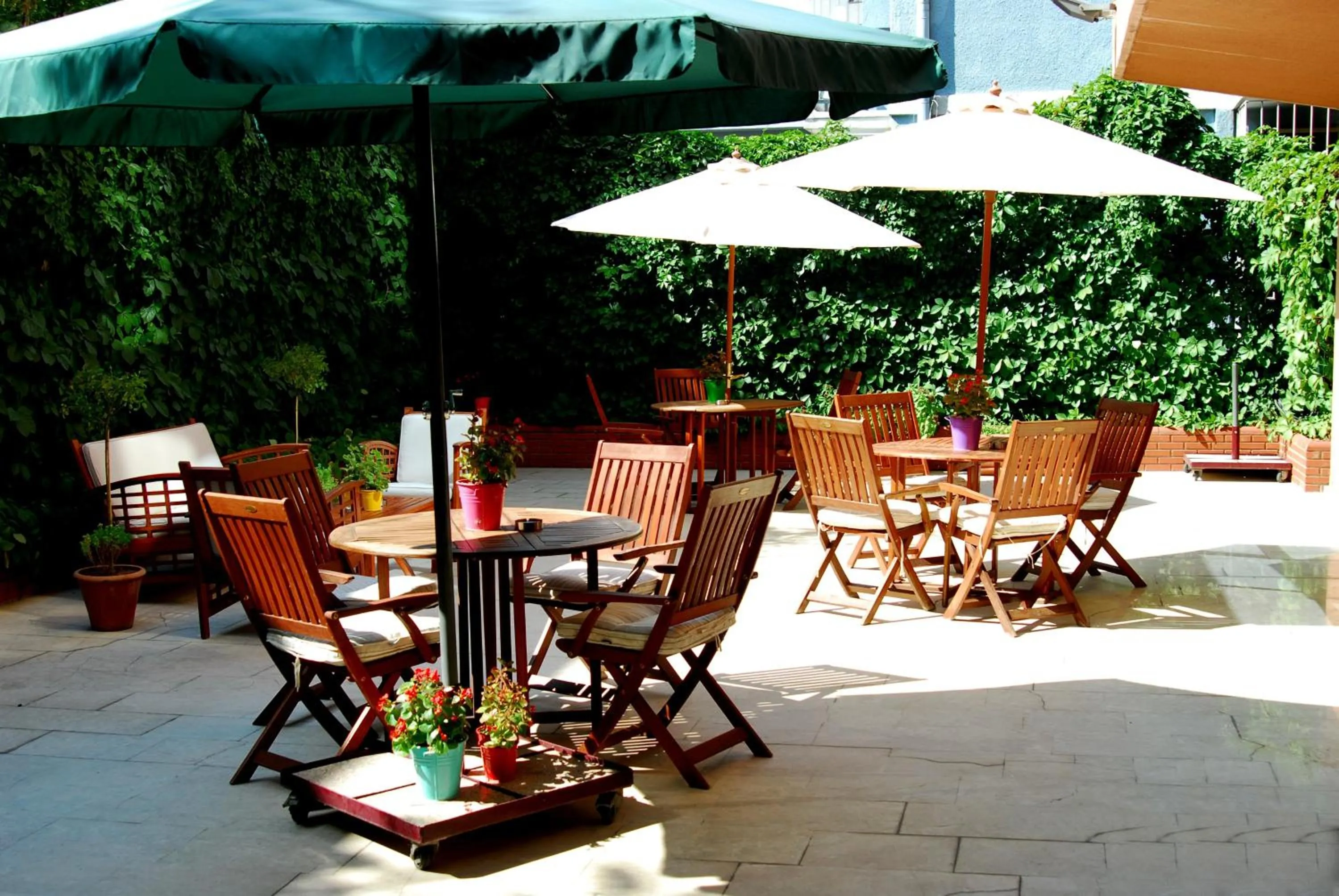 Restaurant/places to eat in Class Hotel