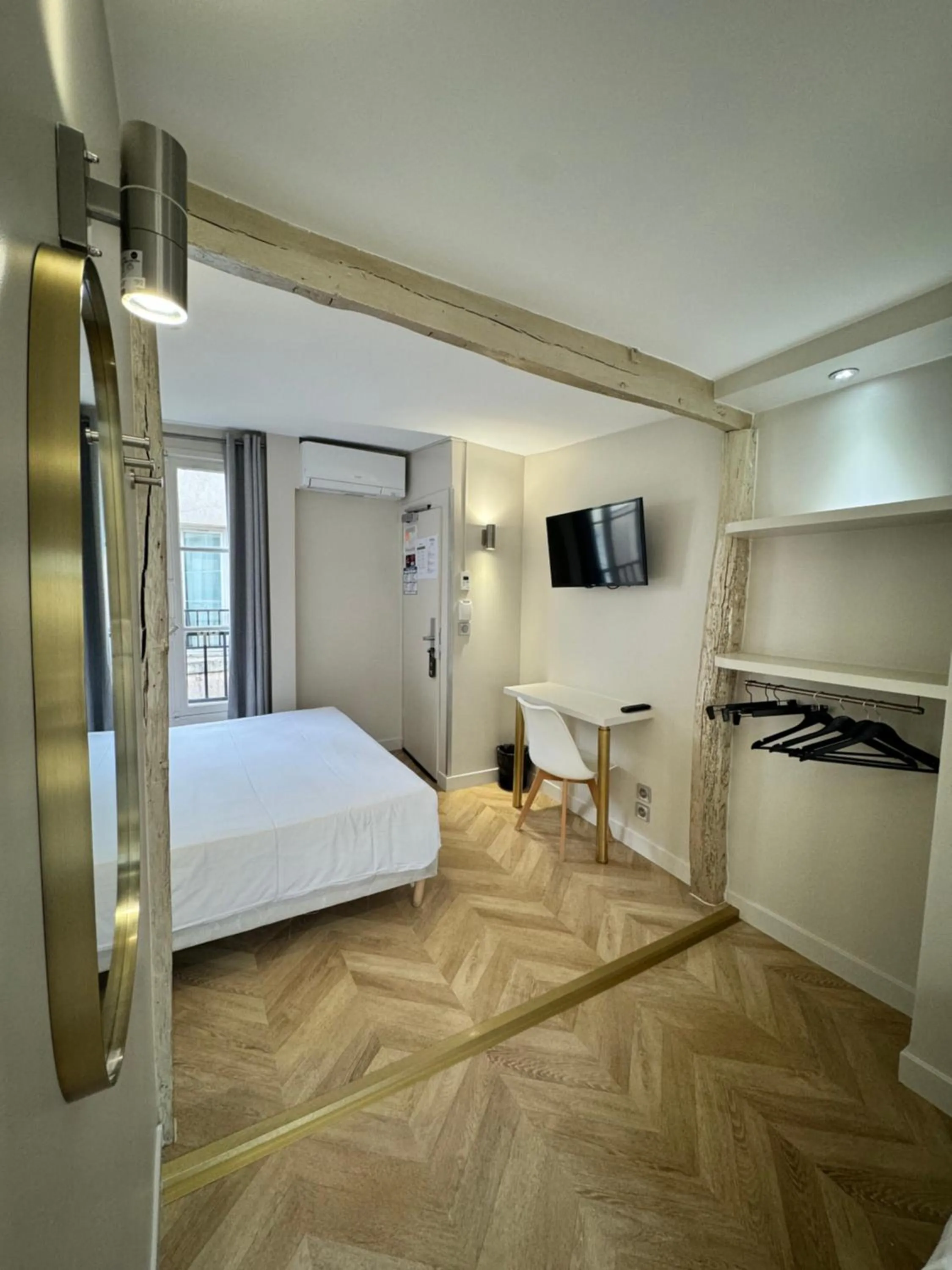 Photo of the whole room, Bed in Hotel Nation Montmartre