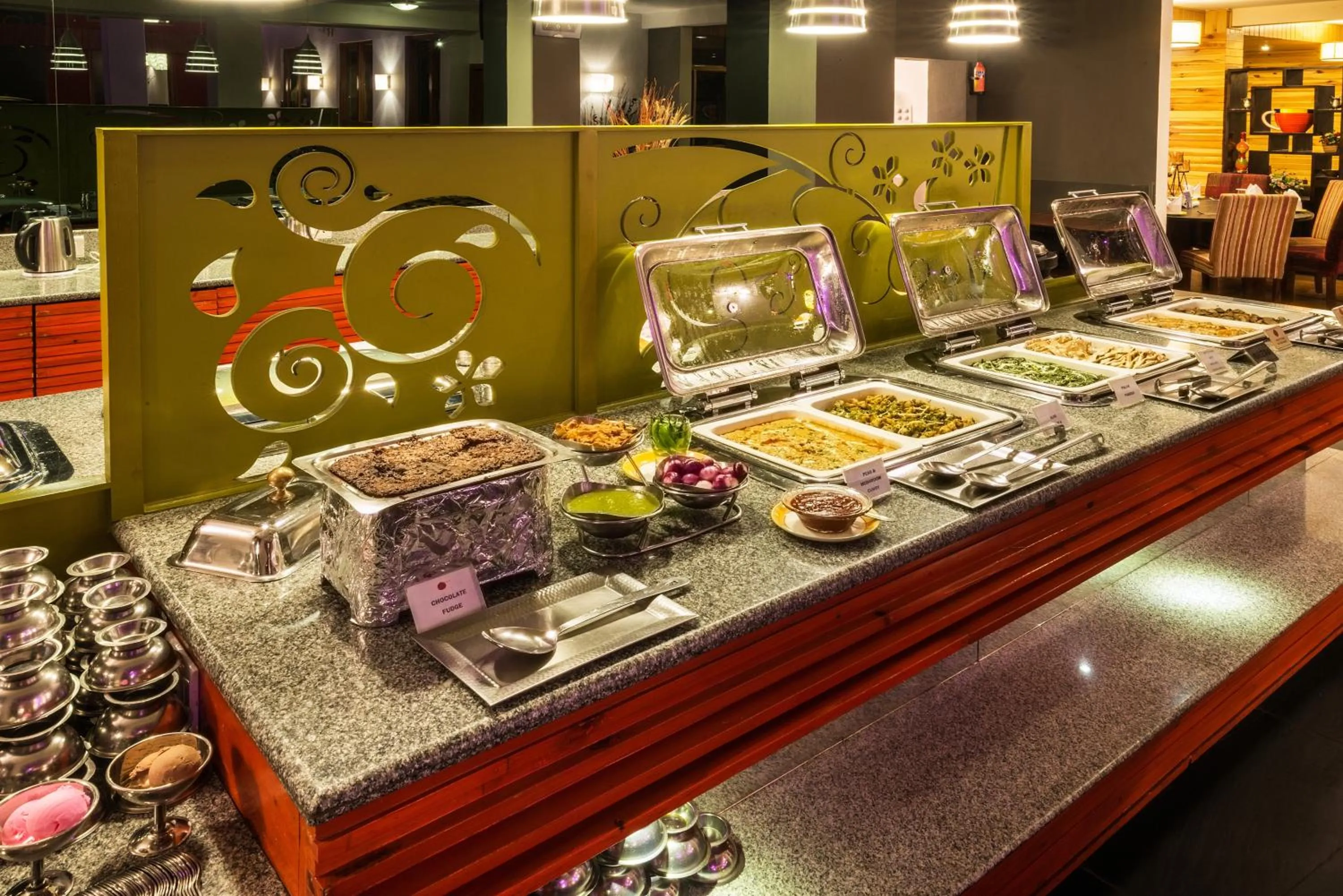 Restaurant/places to eat in Honeymoon Inn Manali