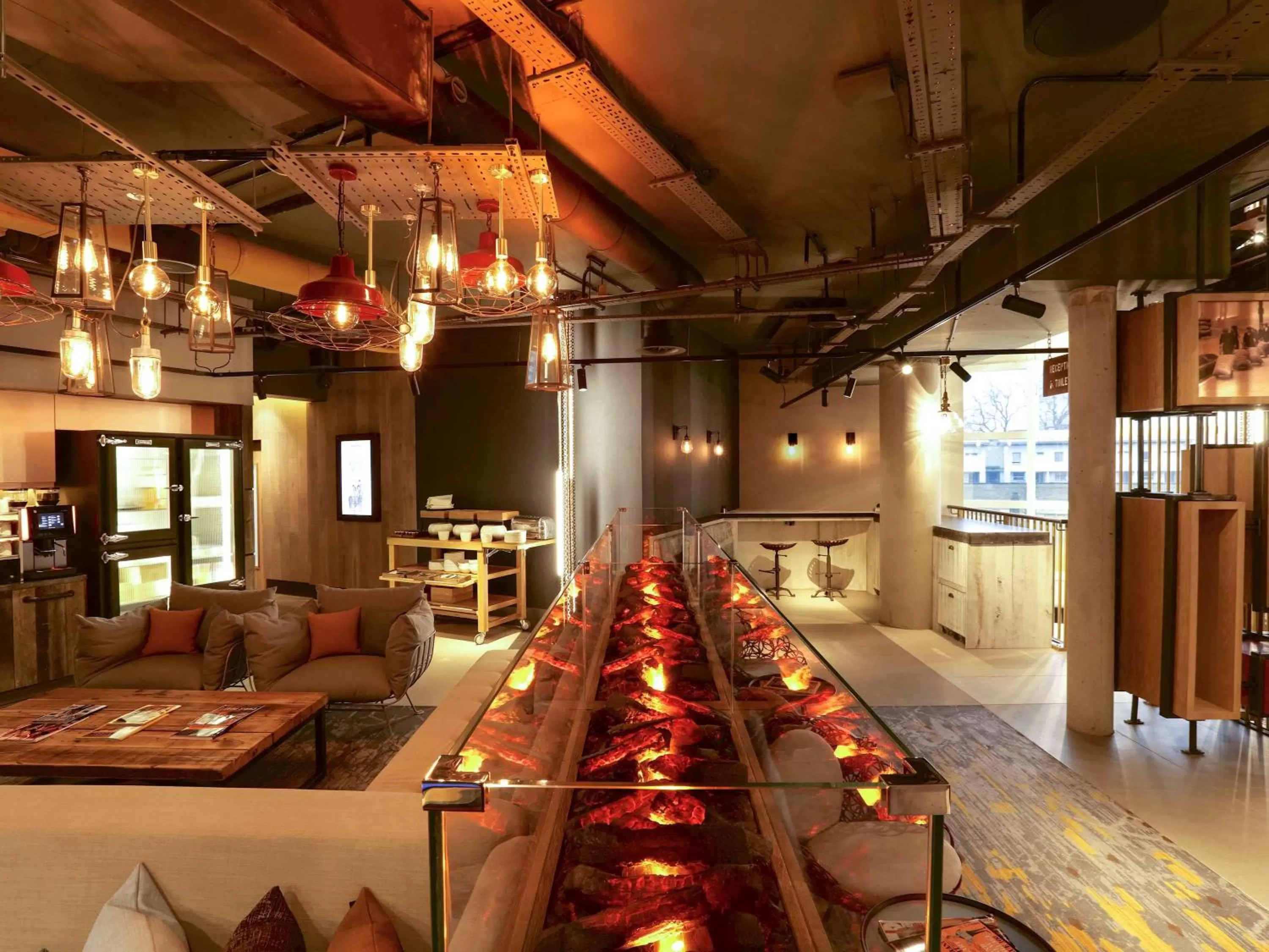 Lounge or bar in Novotel London Canary Wharf