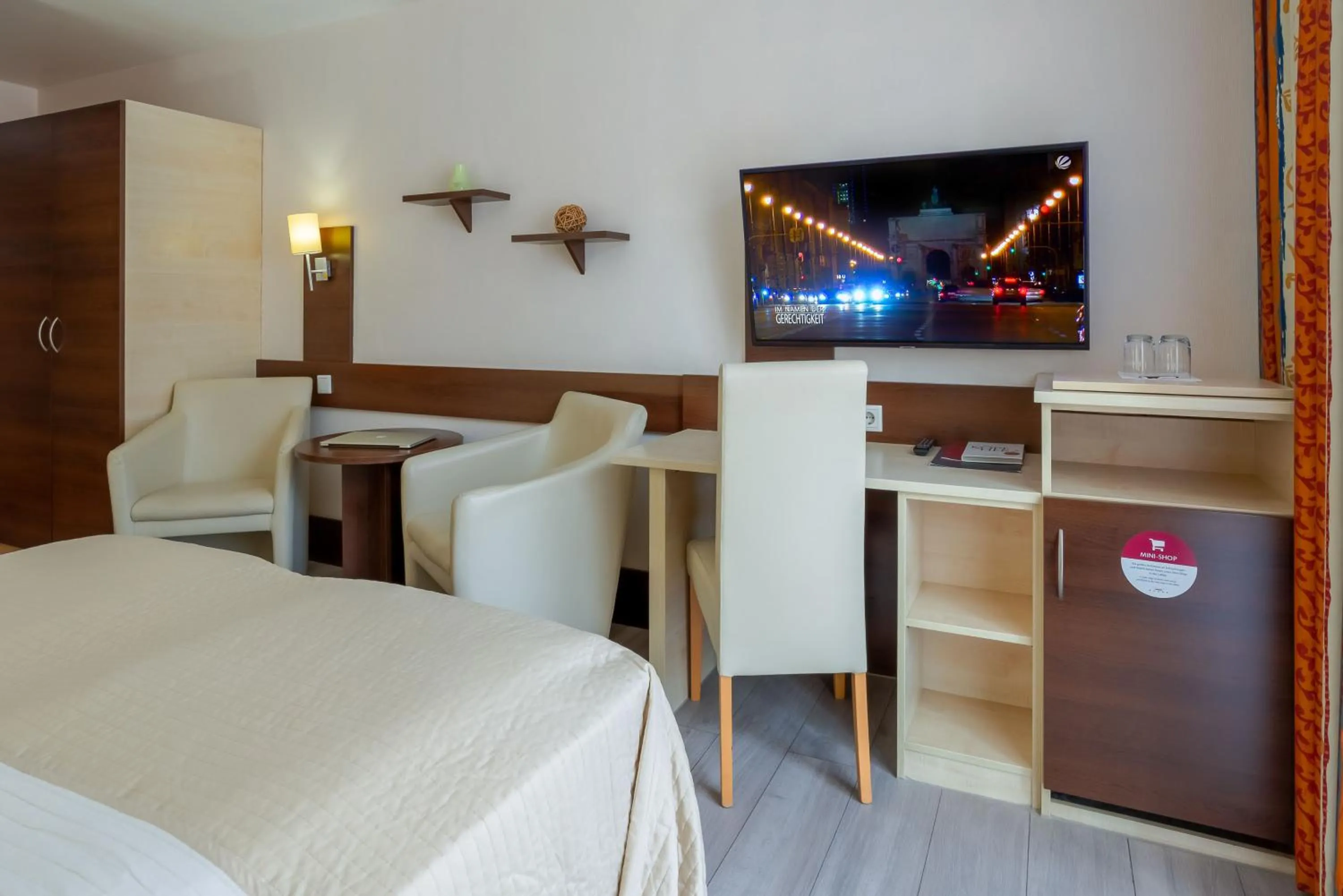 TV and multimedia, Bed in Hotel Astor