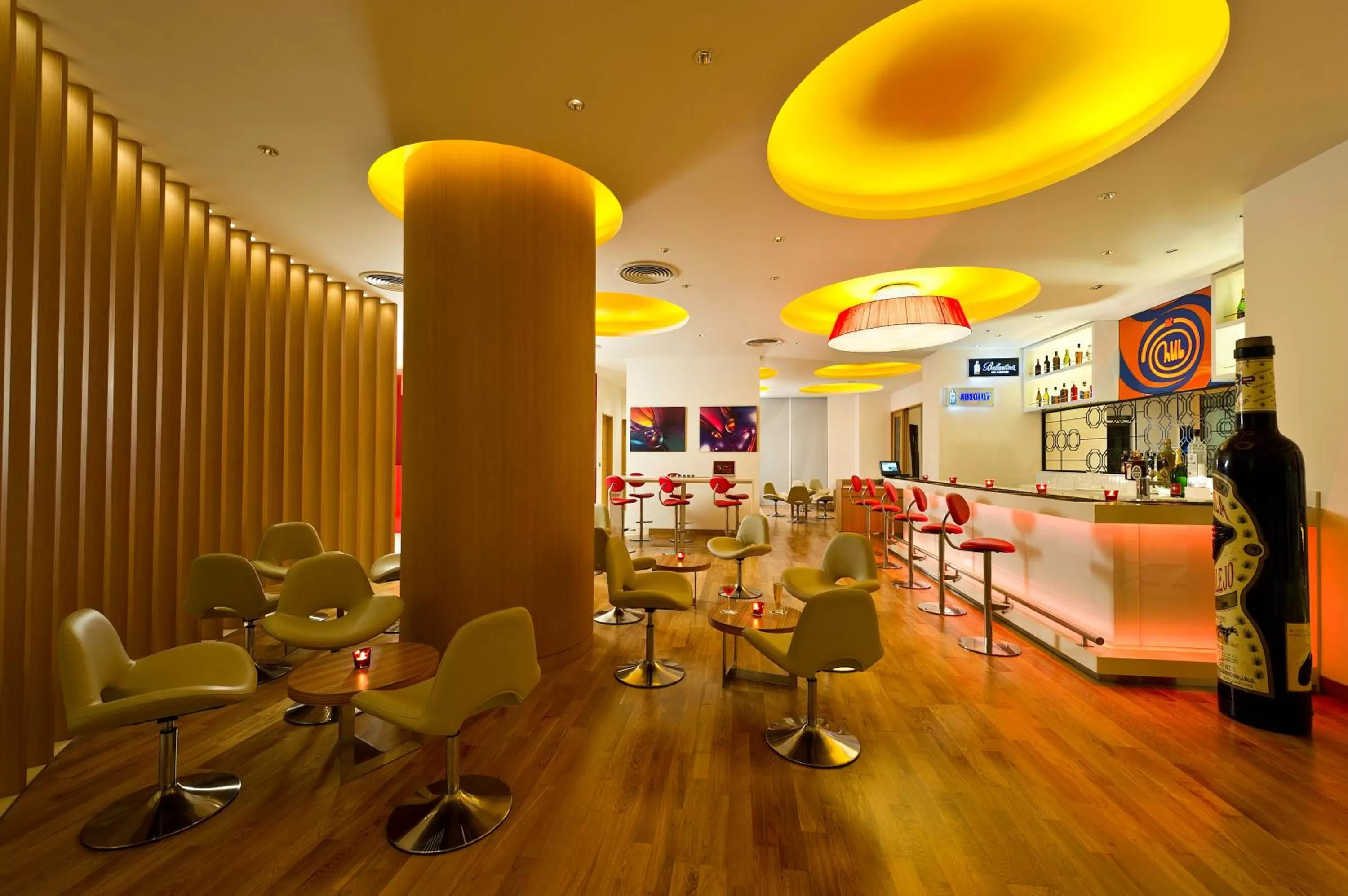 Lounge or bar in ibis Navi Mumbai - An Accor Brand
