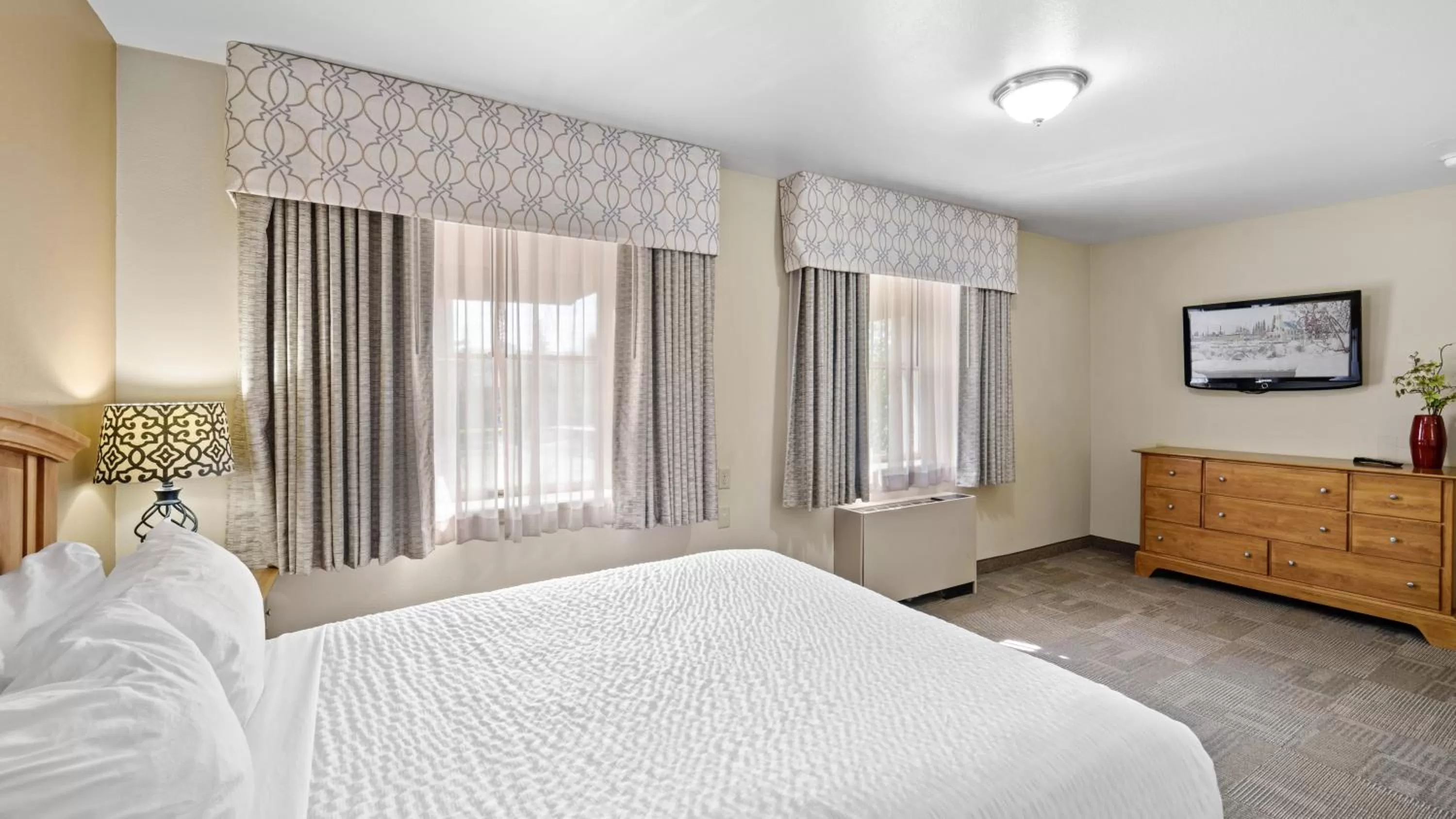 VIP, Bed in Clarion Hotel & Suites Fairbanks near Ft Wainwright