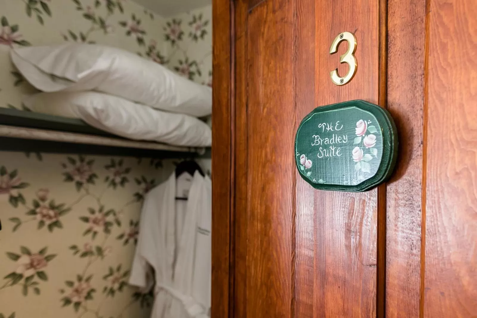 Logo/Certificate/Sign, Bed in The Babcock House