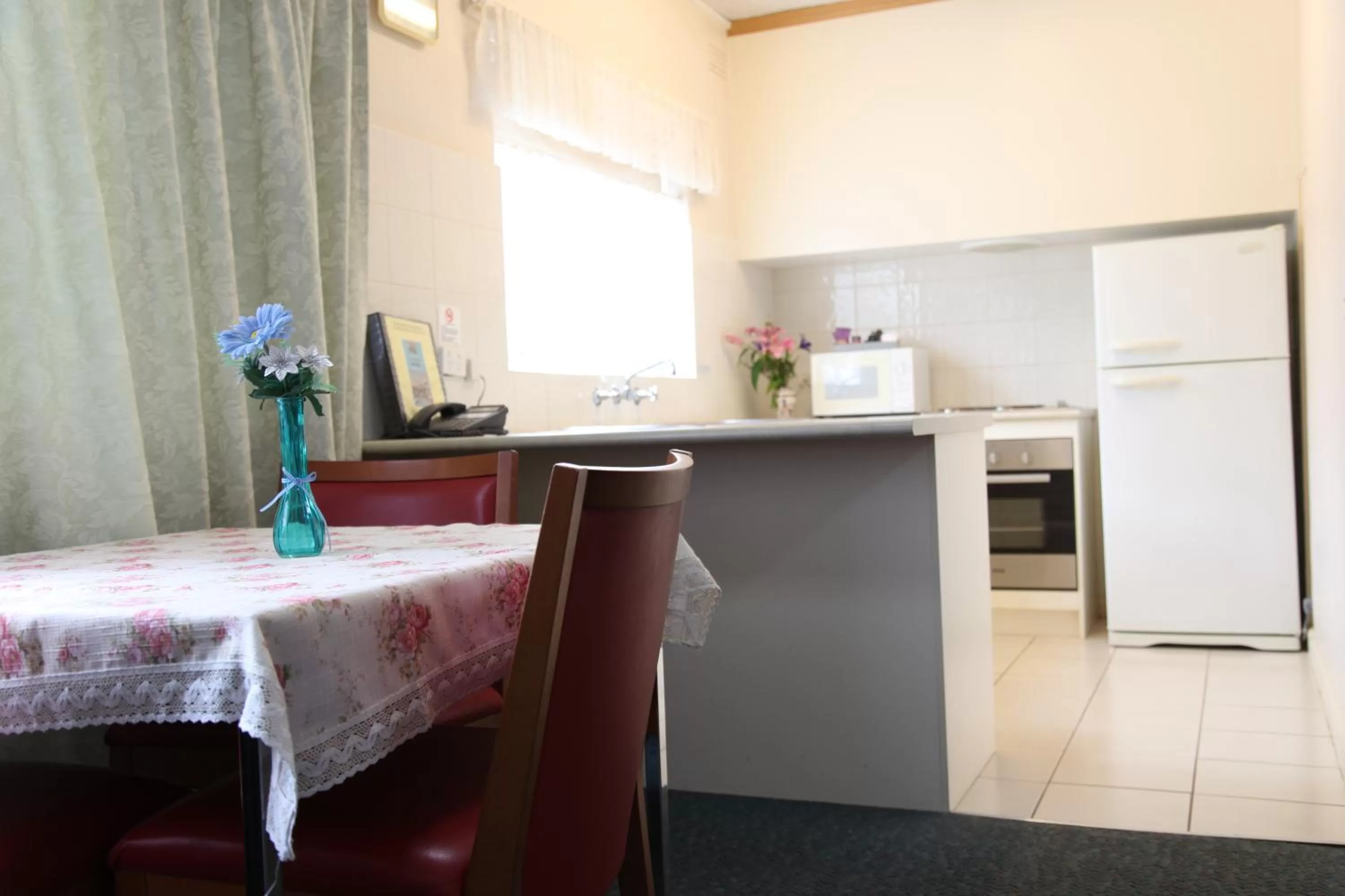 Kitchen or kitchenette in Carnegie Motor Inn