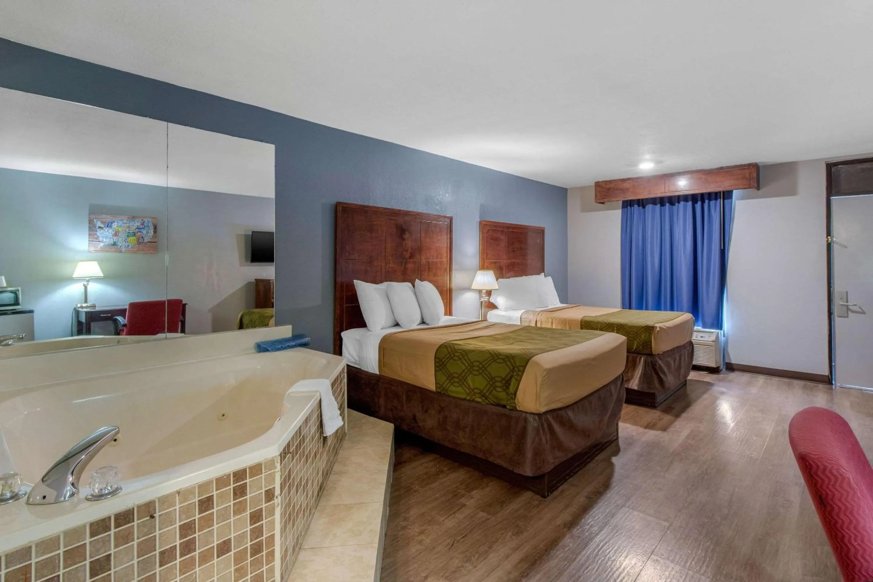 Photo of the whole room, Bed in Econo Lodge Aiken Central