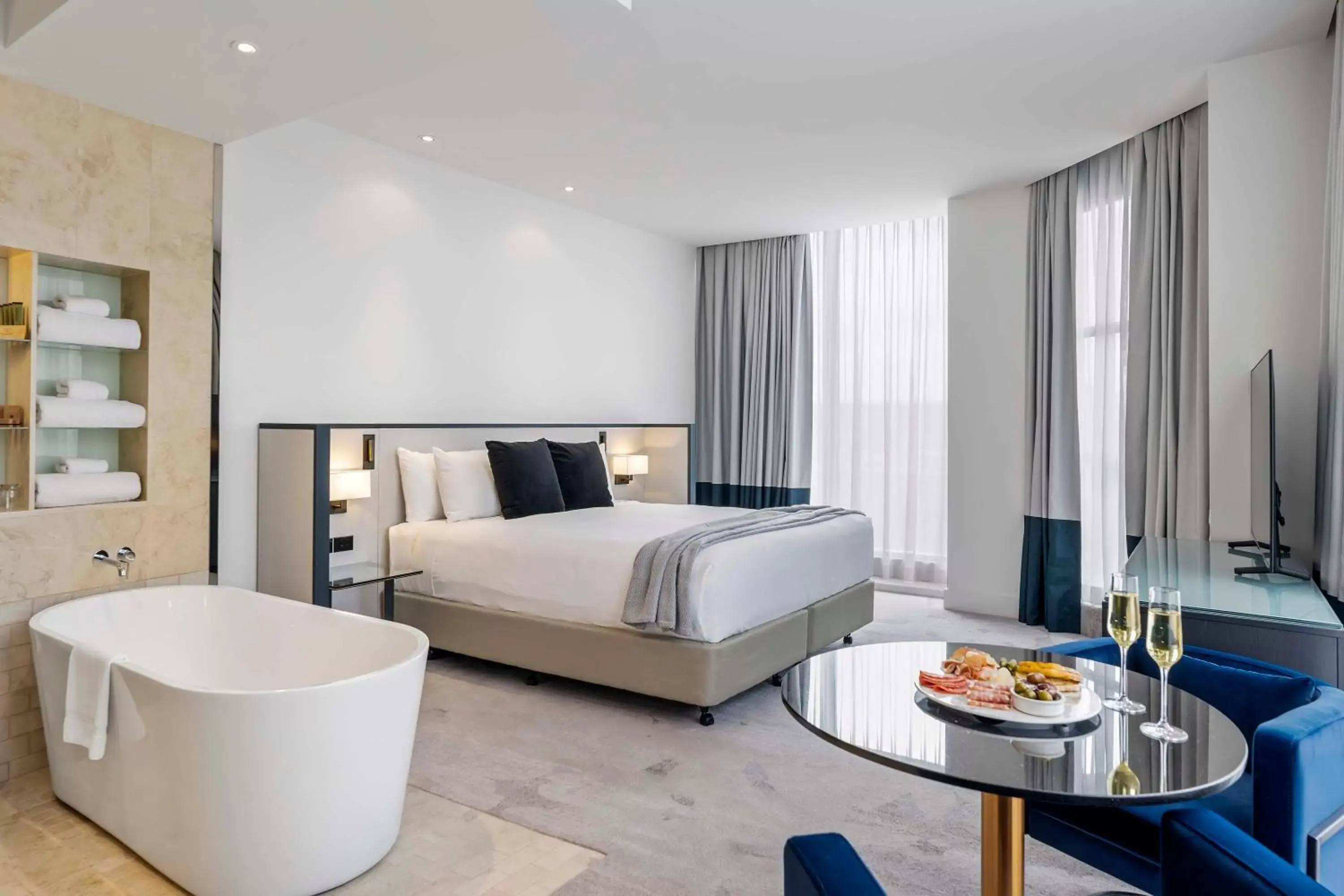 Peppers Premium King Deluxe Corner Room in Peppers Waymouth Hotel Peppers Premium King Deluxe Corner Room in Peppers Waymouth Hotel