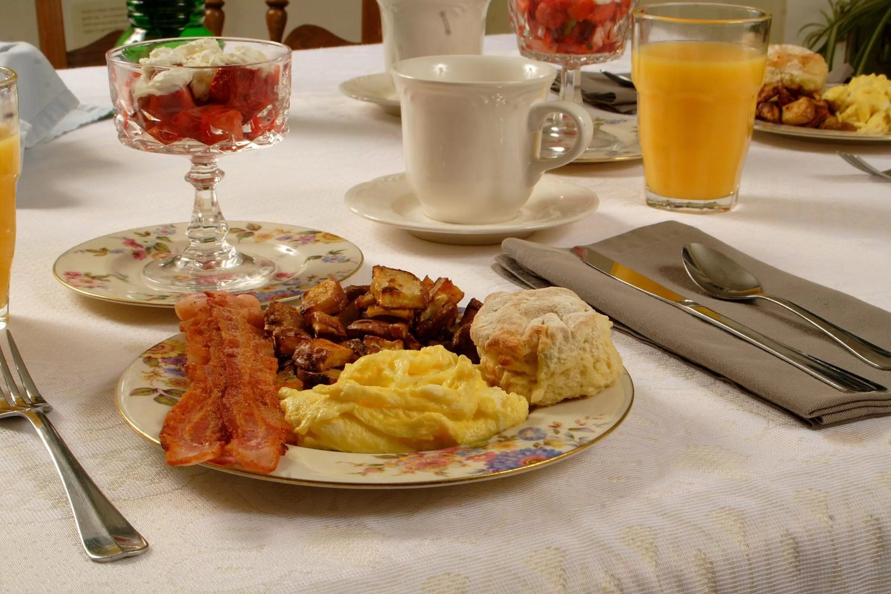 American breakfast in Seven Oaks Bed & Breakfast