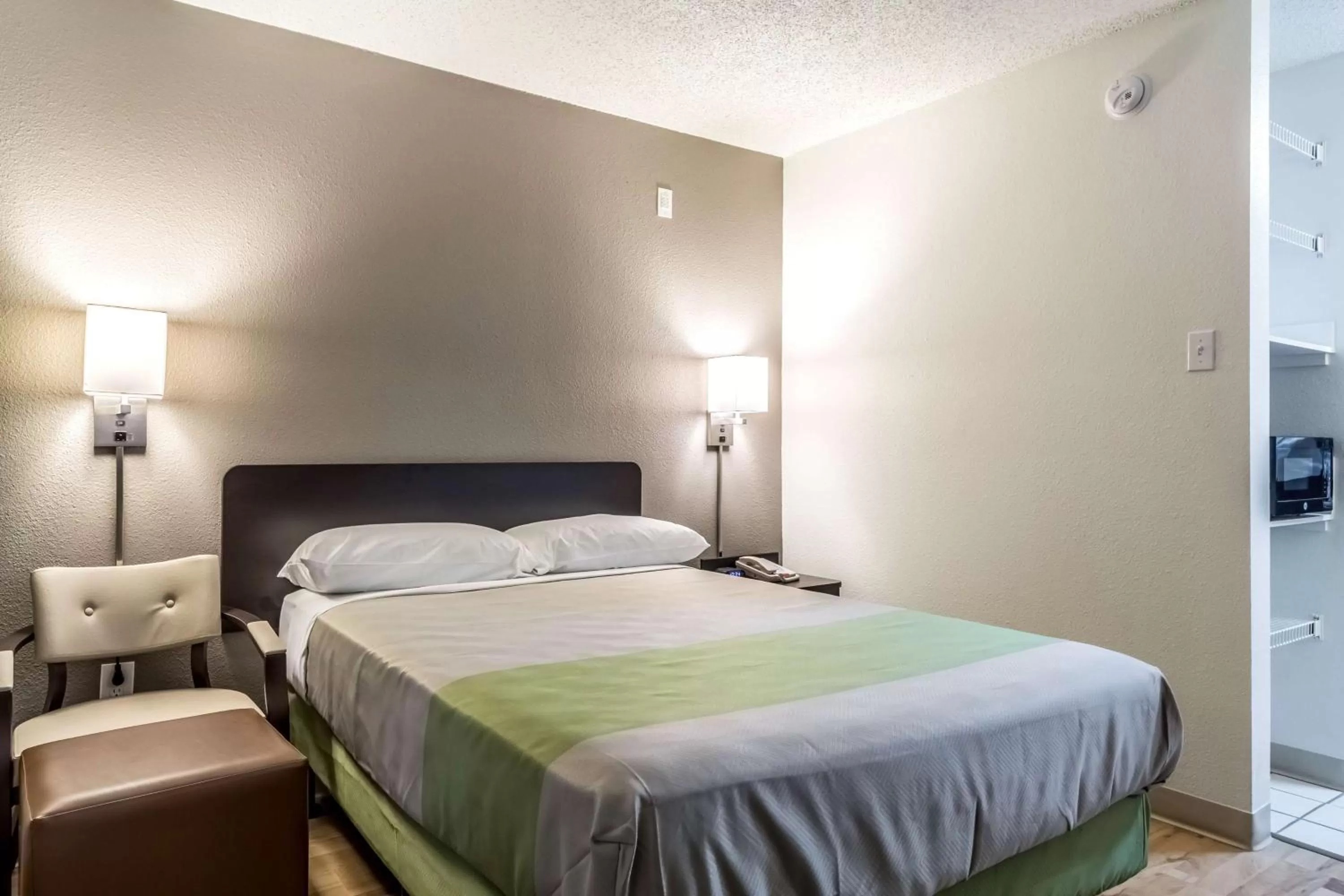 Bedroom, Bed in Studio 6-Dallas, TX - Northwest