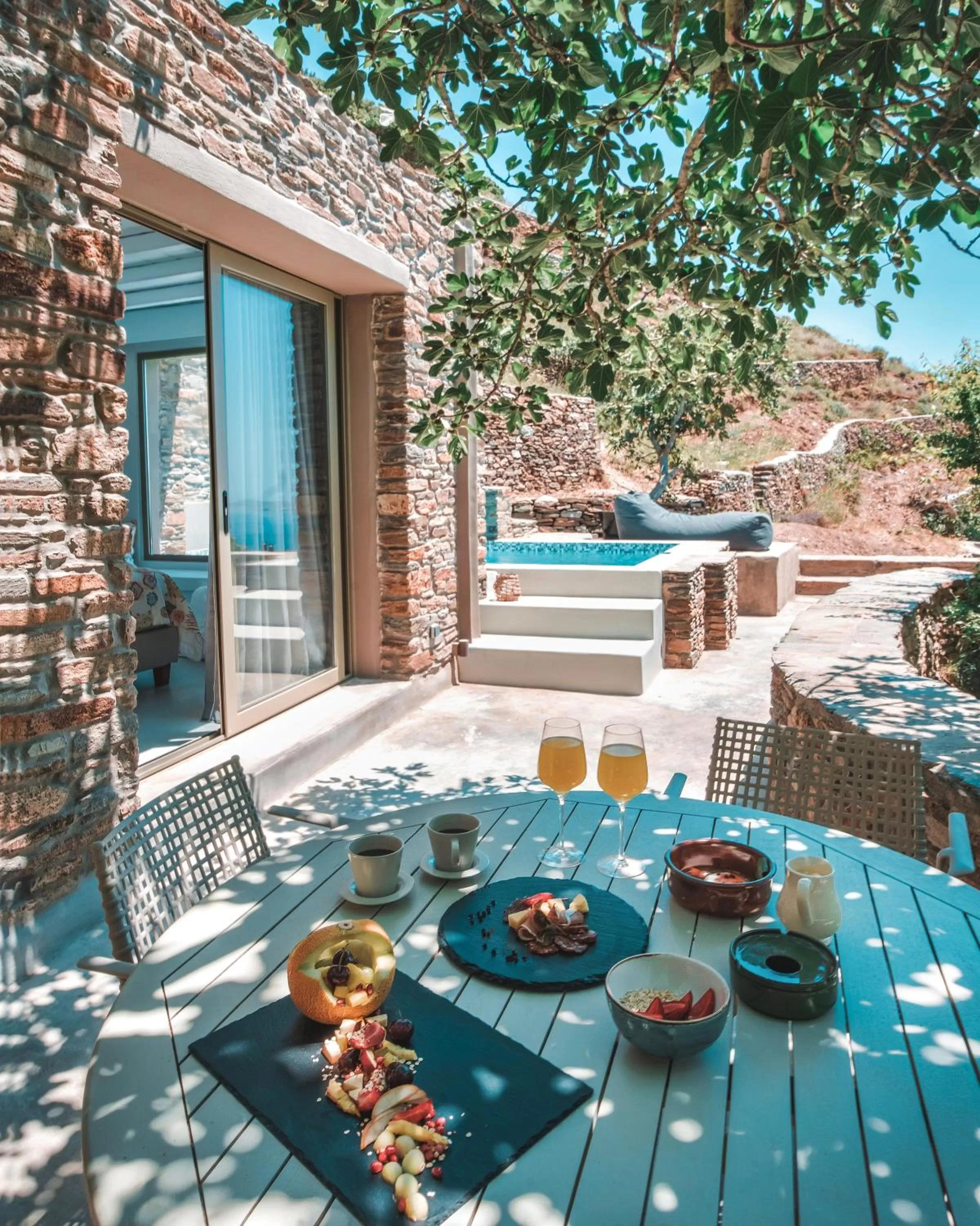 Food and drinks in Aeolis Tinos Suites