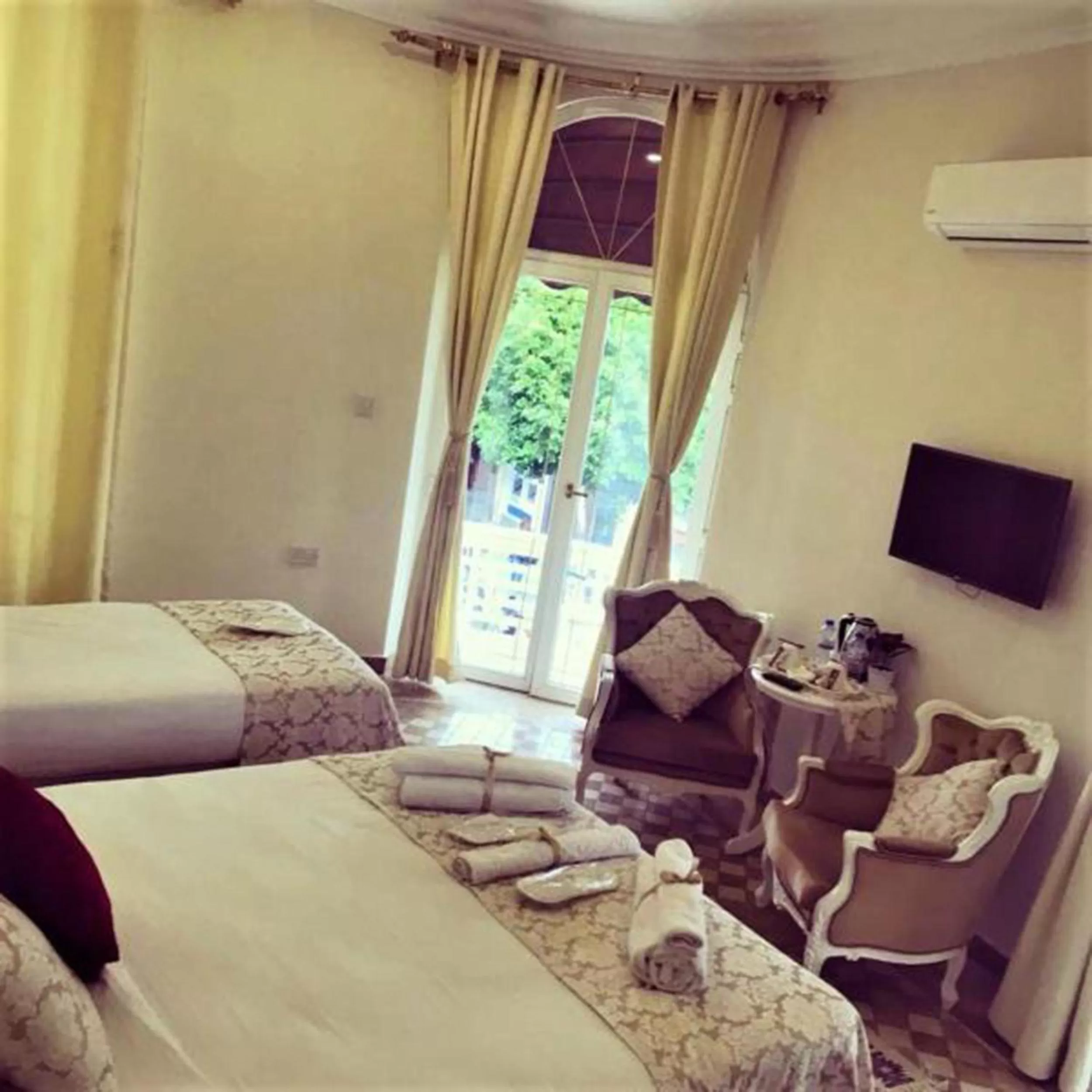 Bed in Lord's Residence Boutique Hotel