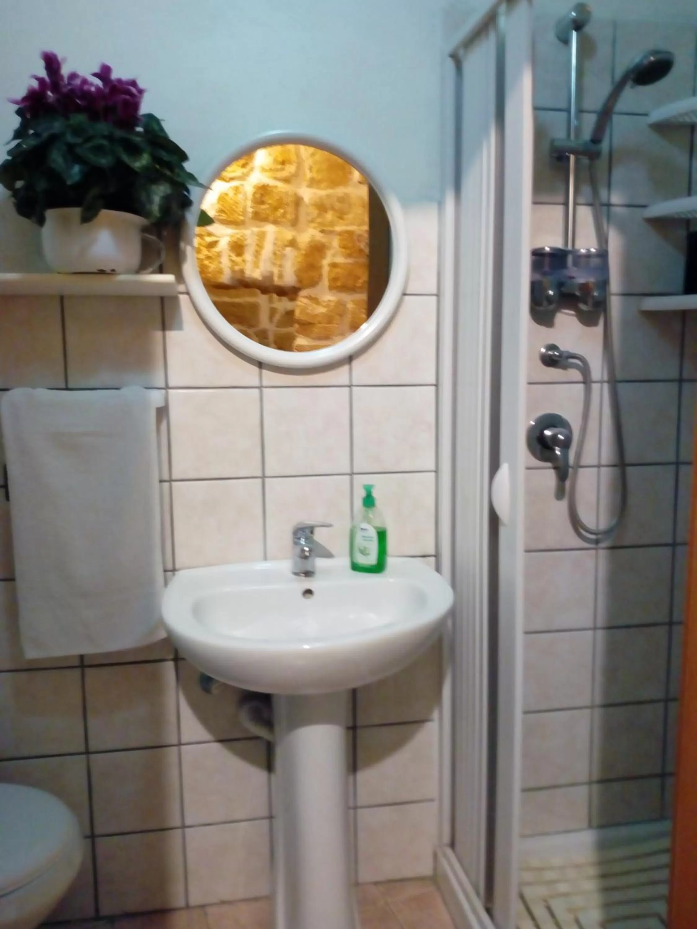 Bathroom in B&B Le Lumìe "Il Cortiletto Del Centro"