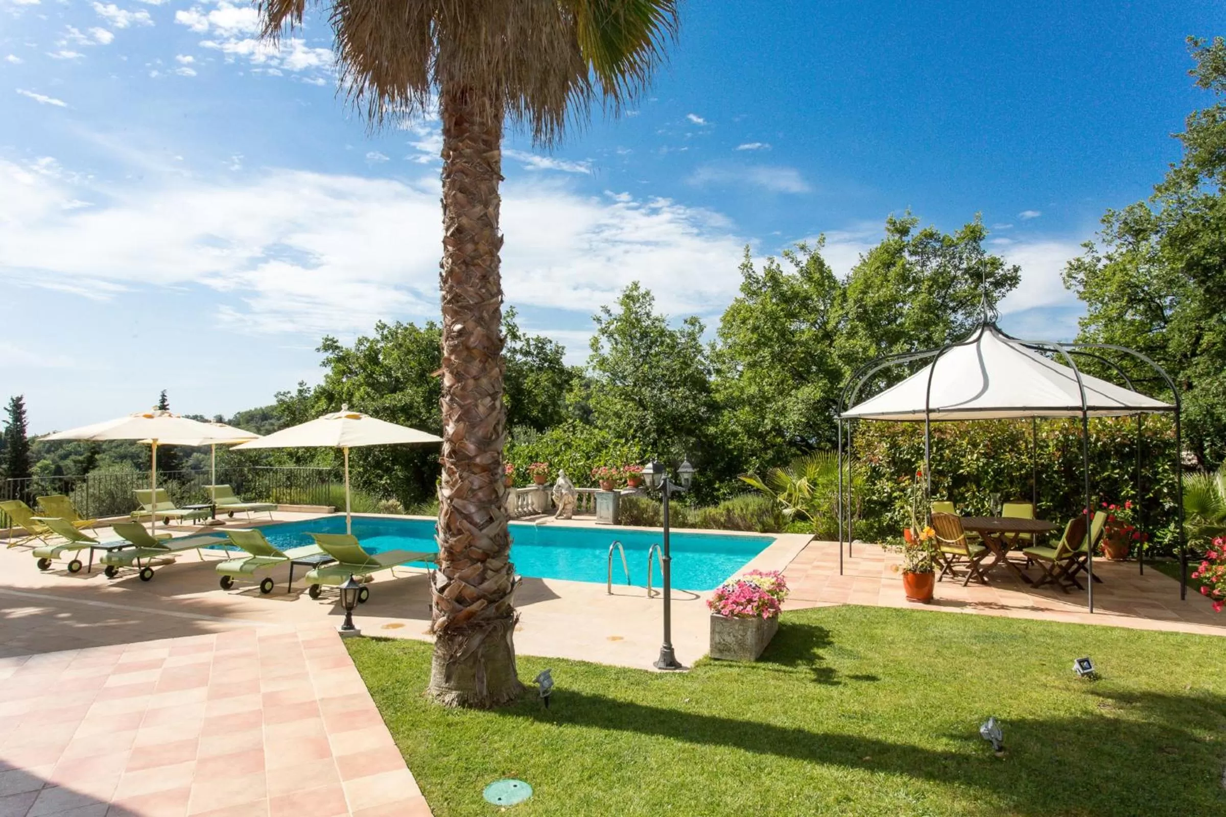 Swimming pool in Mas Du Roc Bed & Breakfast