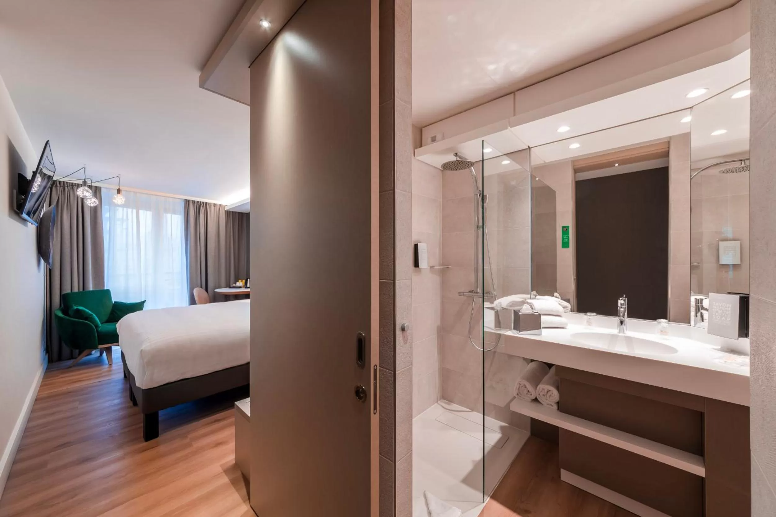 Bathroom, Bed in voco Strasbourg Centre - The Garden by IHG