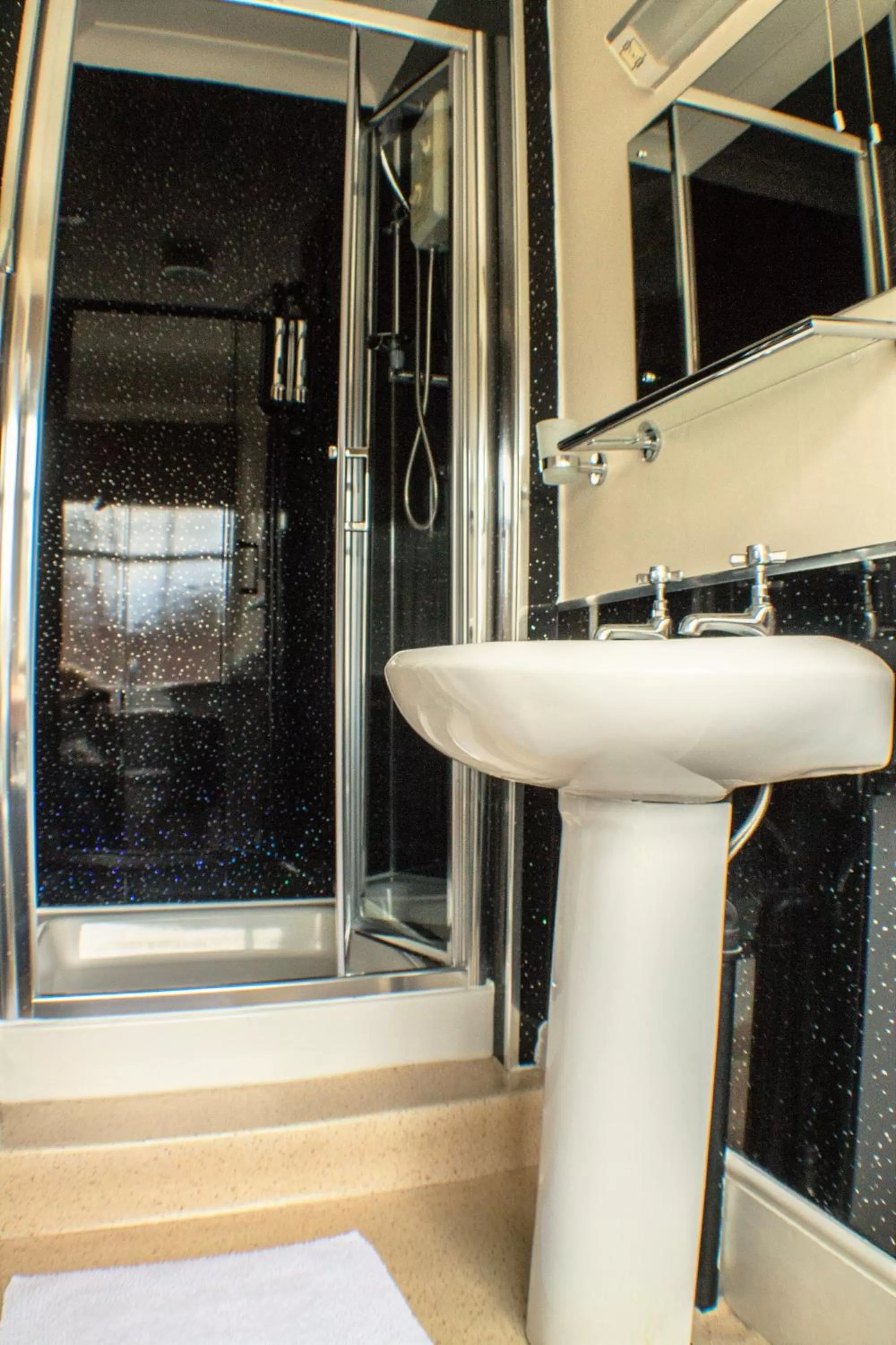 Bathroom in The Royal Oak Hotel