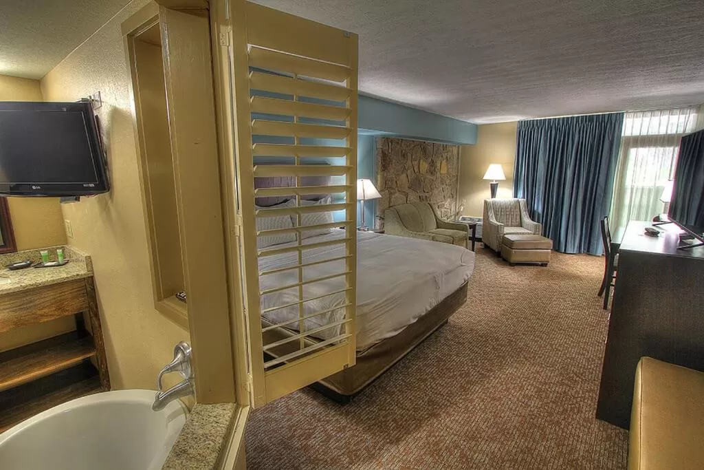 King Executive - Soaking Tub Suite in Greystone Lodge on the River