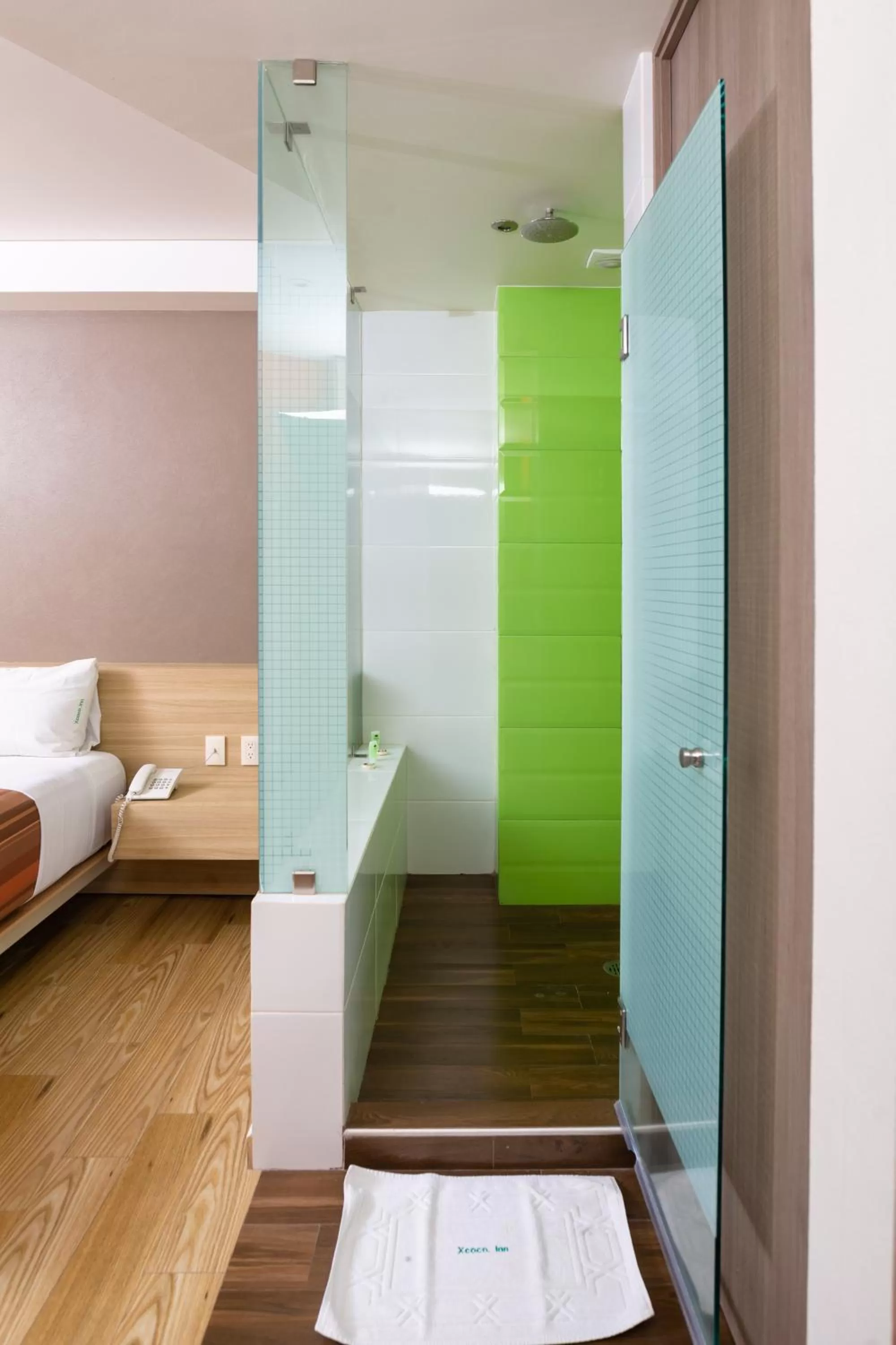 Bathroom, Bed in Hotel Xcoco Inn