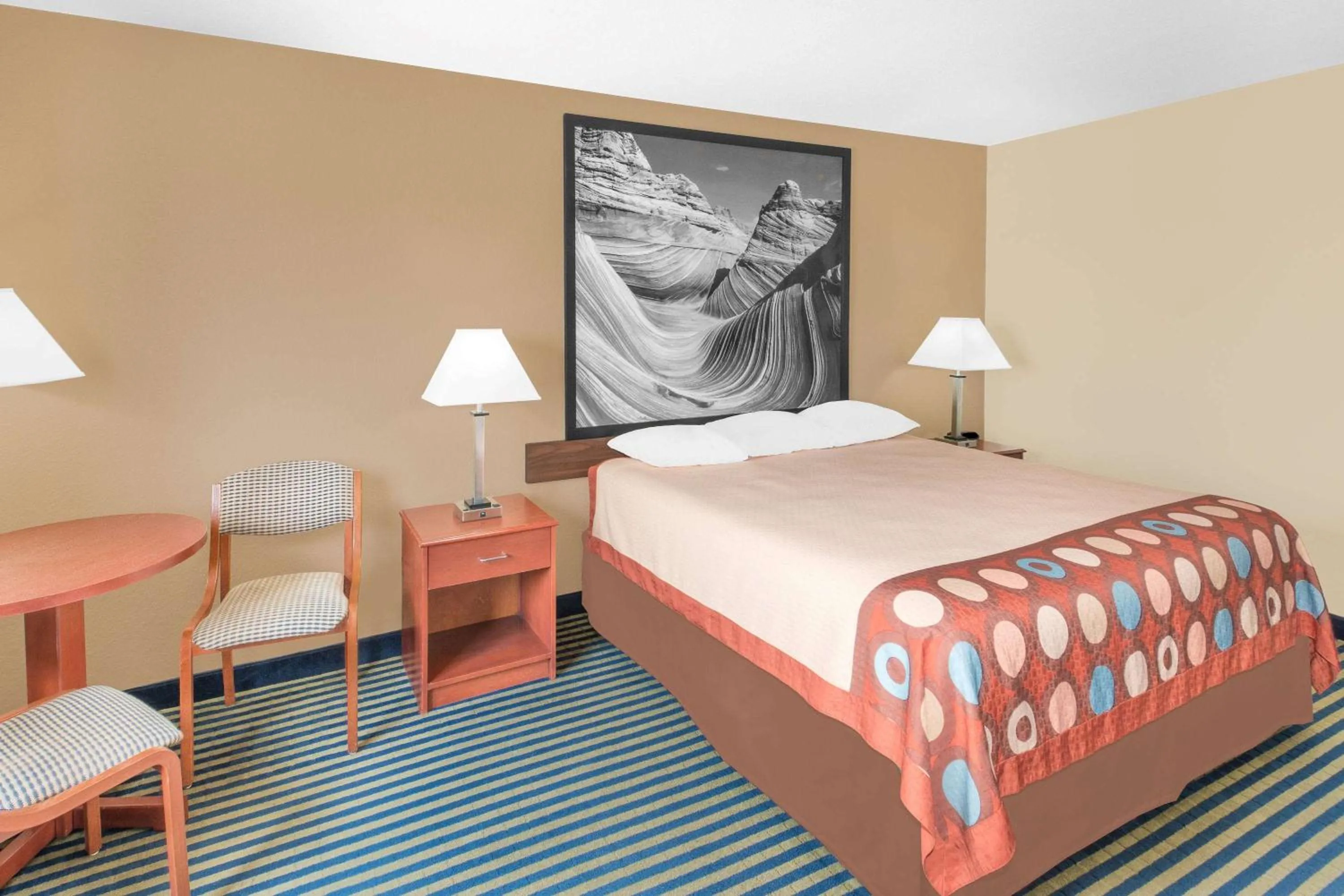 Photo of the whole room, Bed in Super 8 by Wyndham Marshalltown