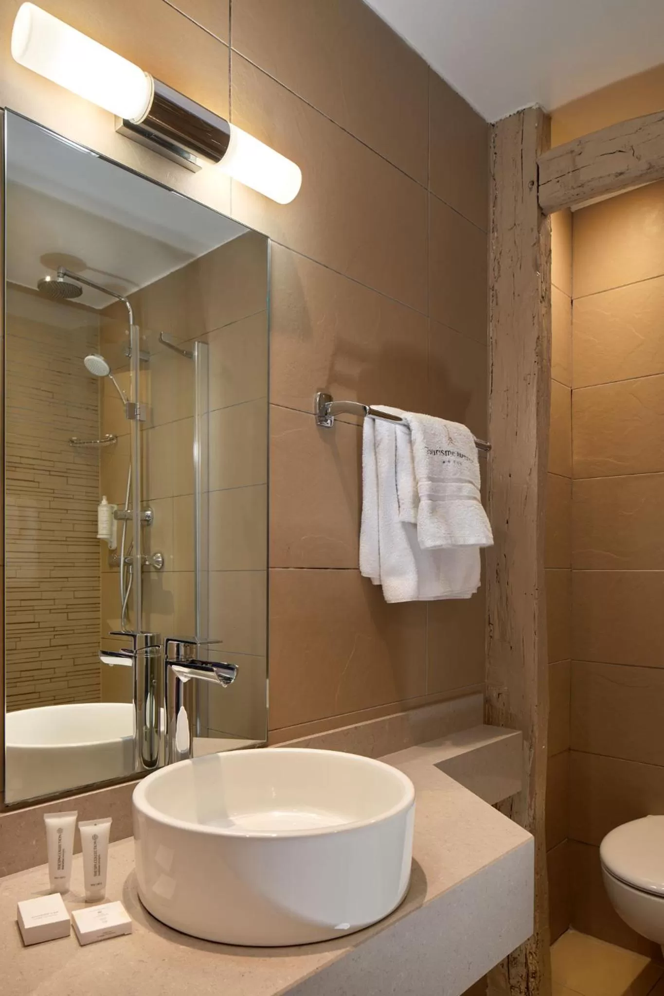 Bathroom in Hôtel Tourisme Avenue