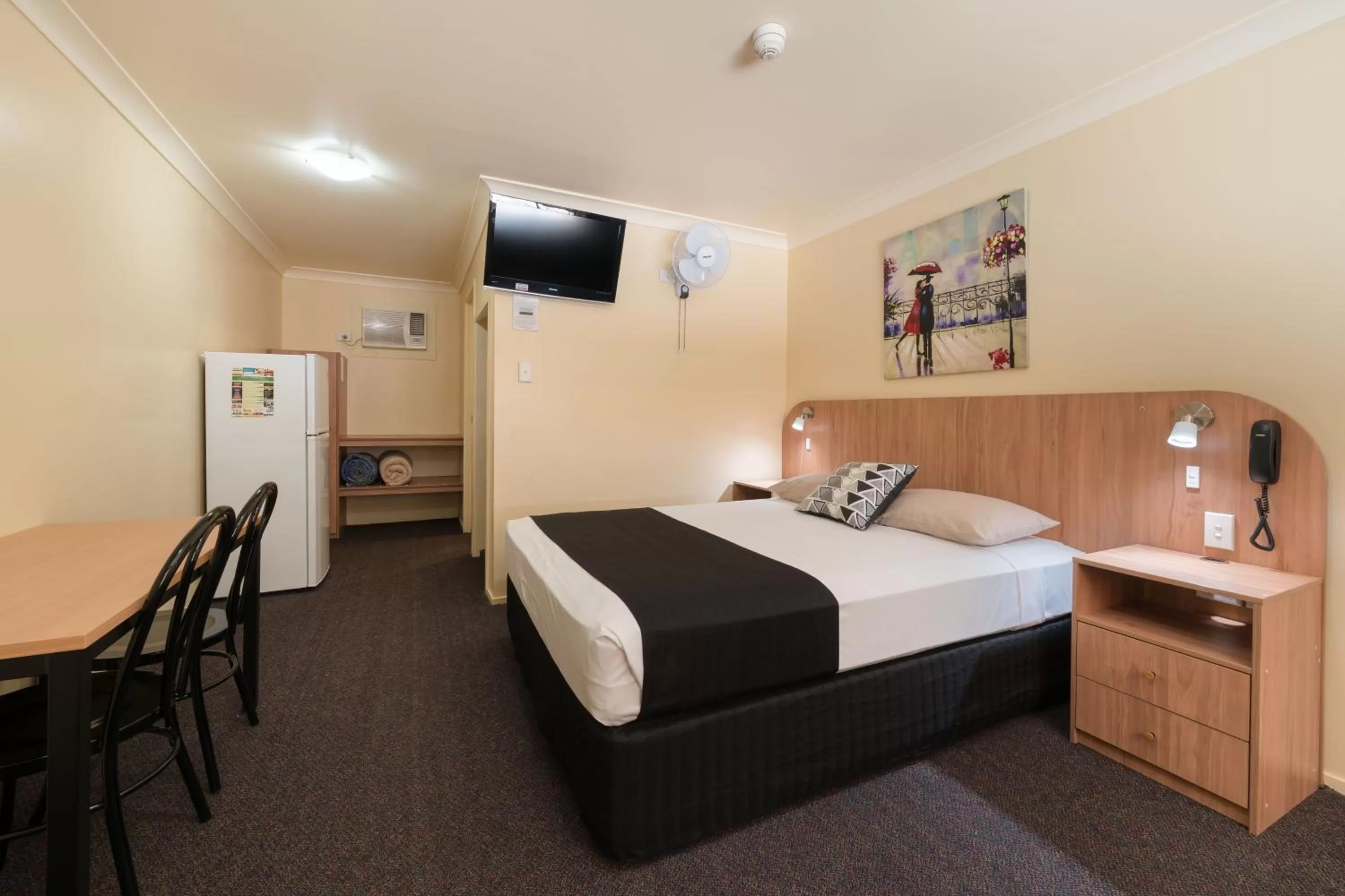 Photo of the whole room, Bed in Winter Sun Motel