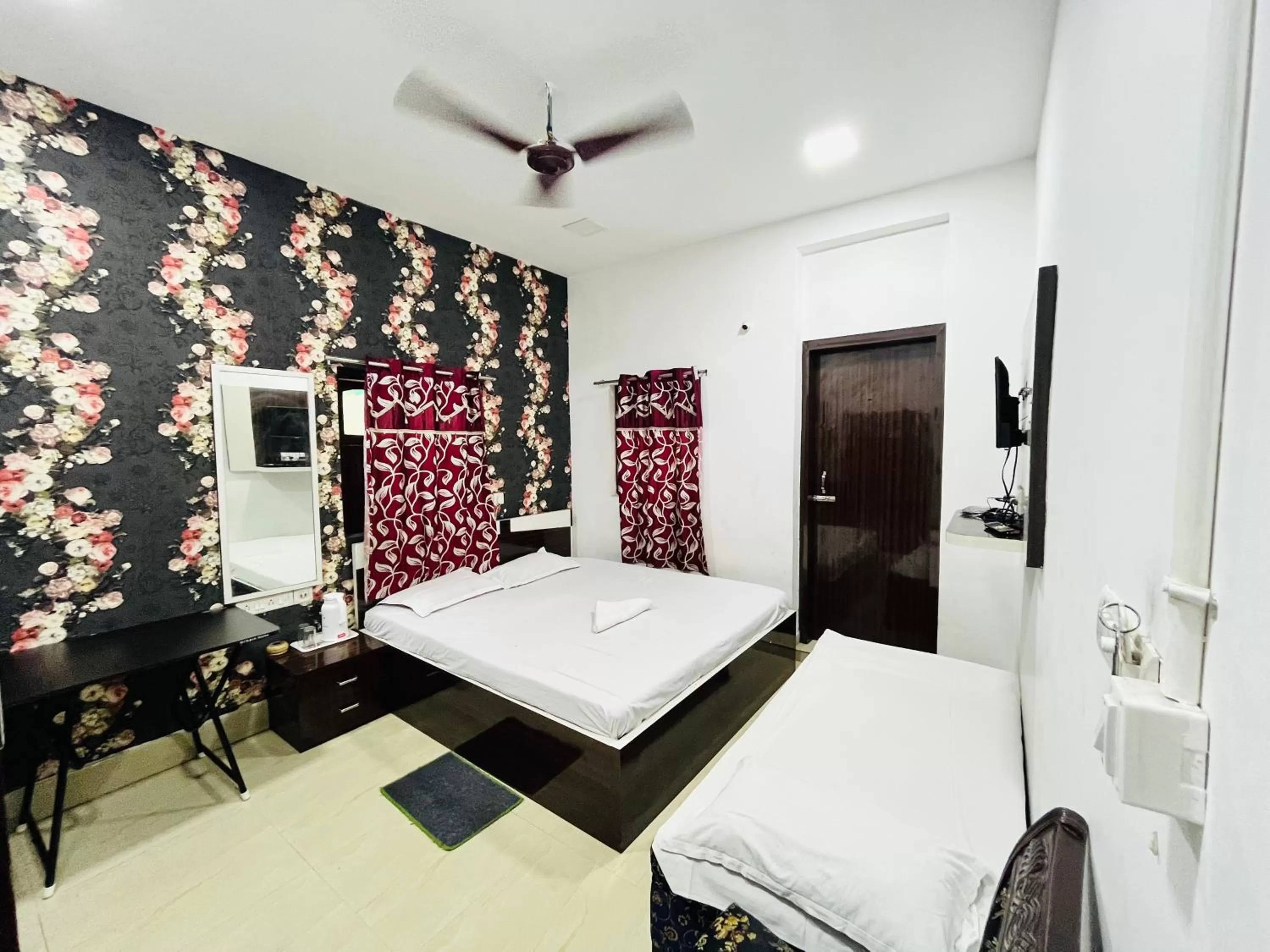 Photo of the whole room, Bed in Hotel Airlines