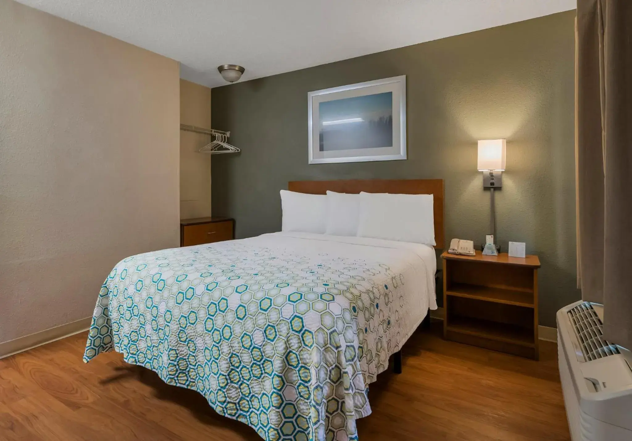 Studio Queen Room Non-Smoking in HomeTowne Studios by Red Roof Orlando - UCF Area Studio Queen Room Non-Smoking in HomeTowne Studios by Red Roof Orlando - UCF Area