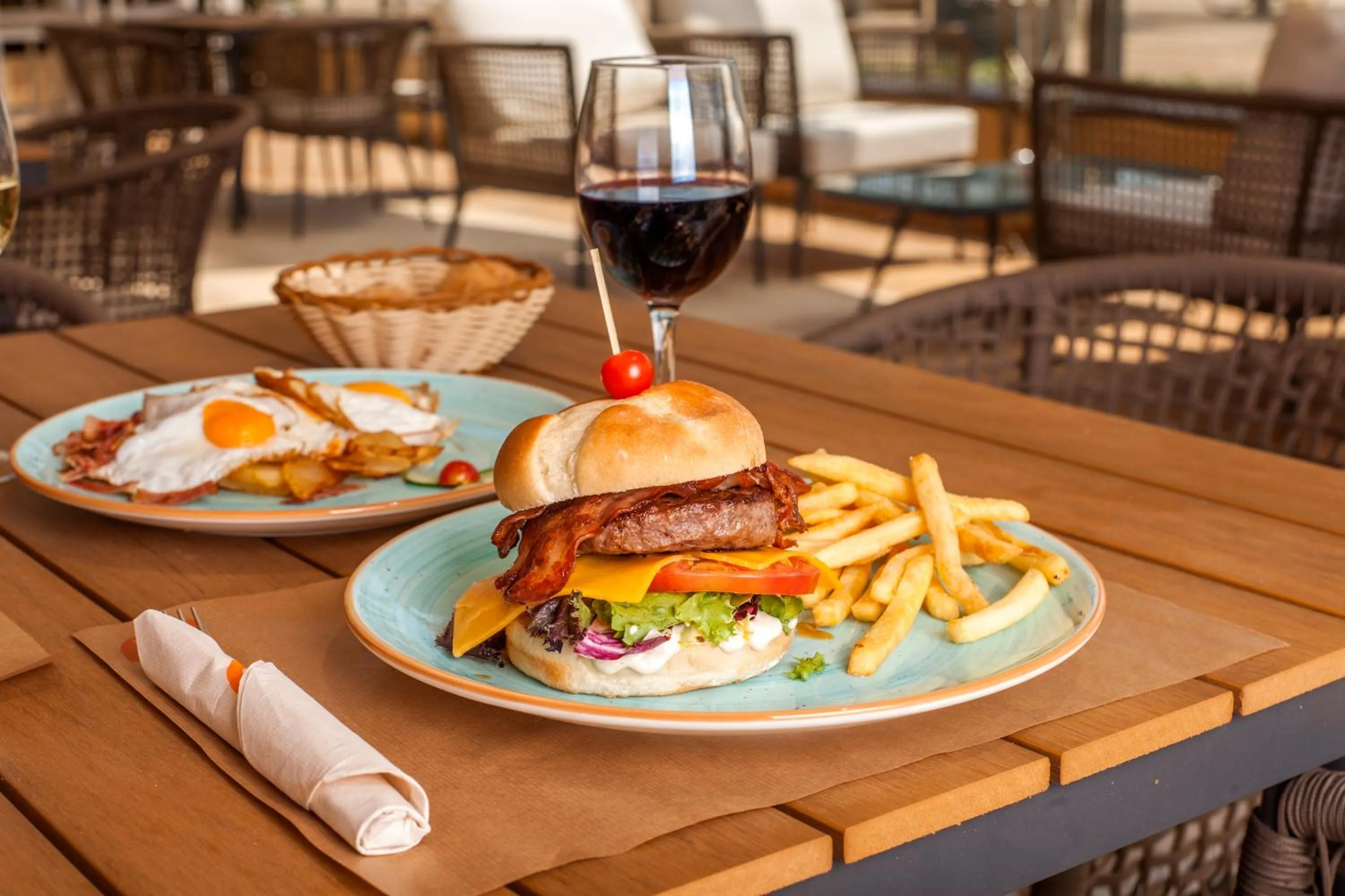 Restaurant/places to eat in Hotel Monterrey Roses by Pierre & Vacances