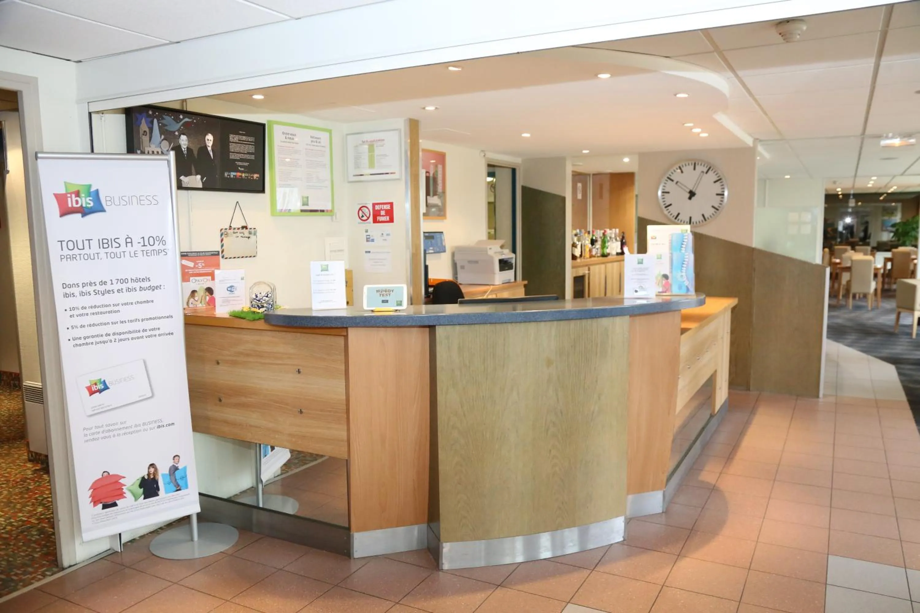 Lobby or reception in ibis Styles Orléans