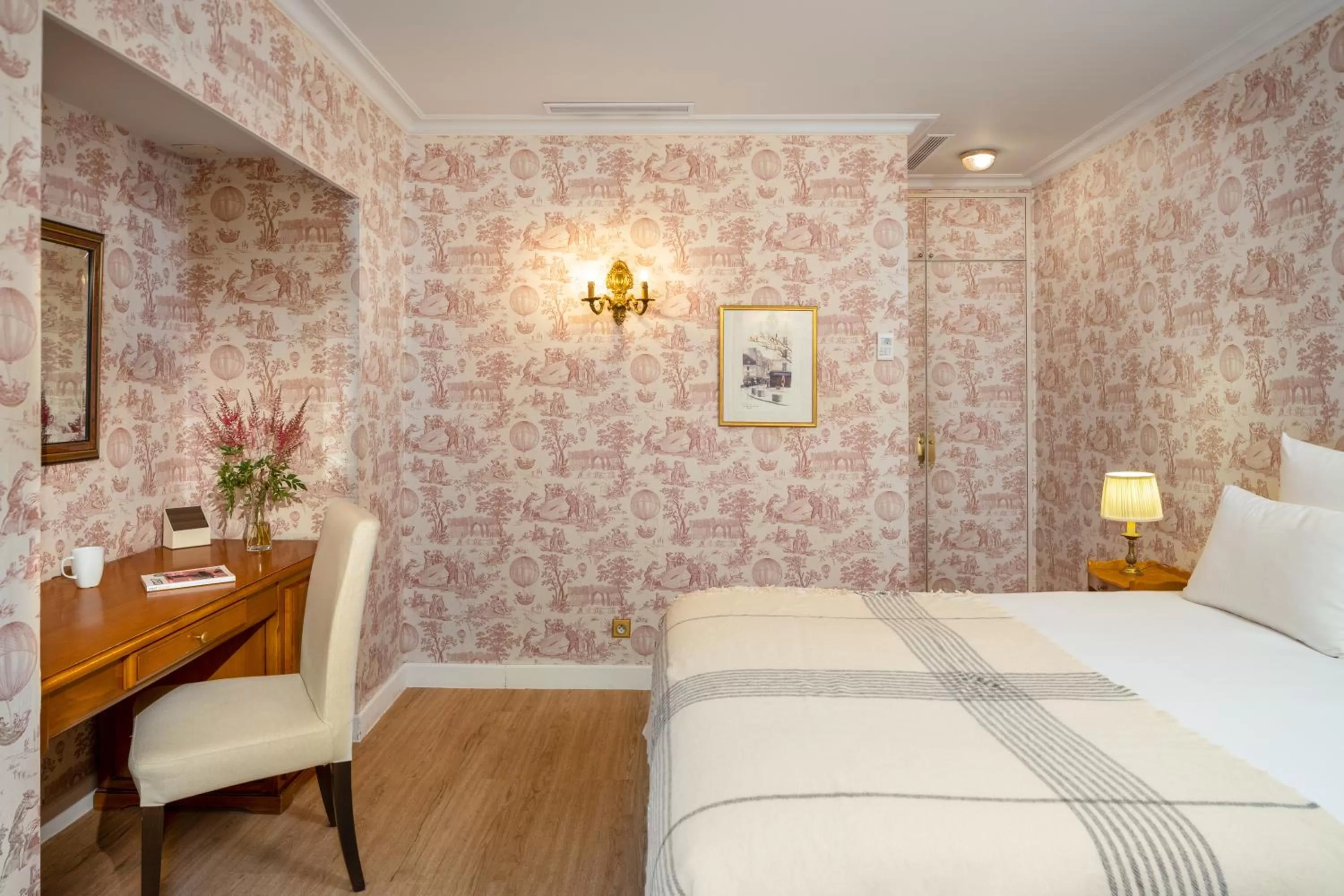 Bed in Hotel des Grandes Ecoles