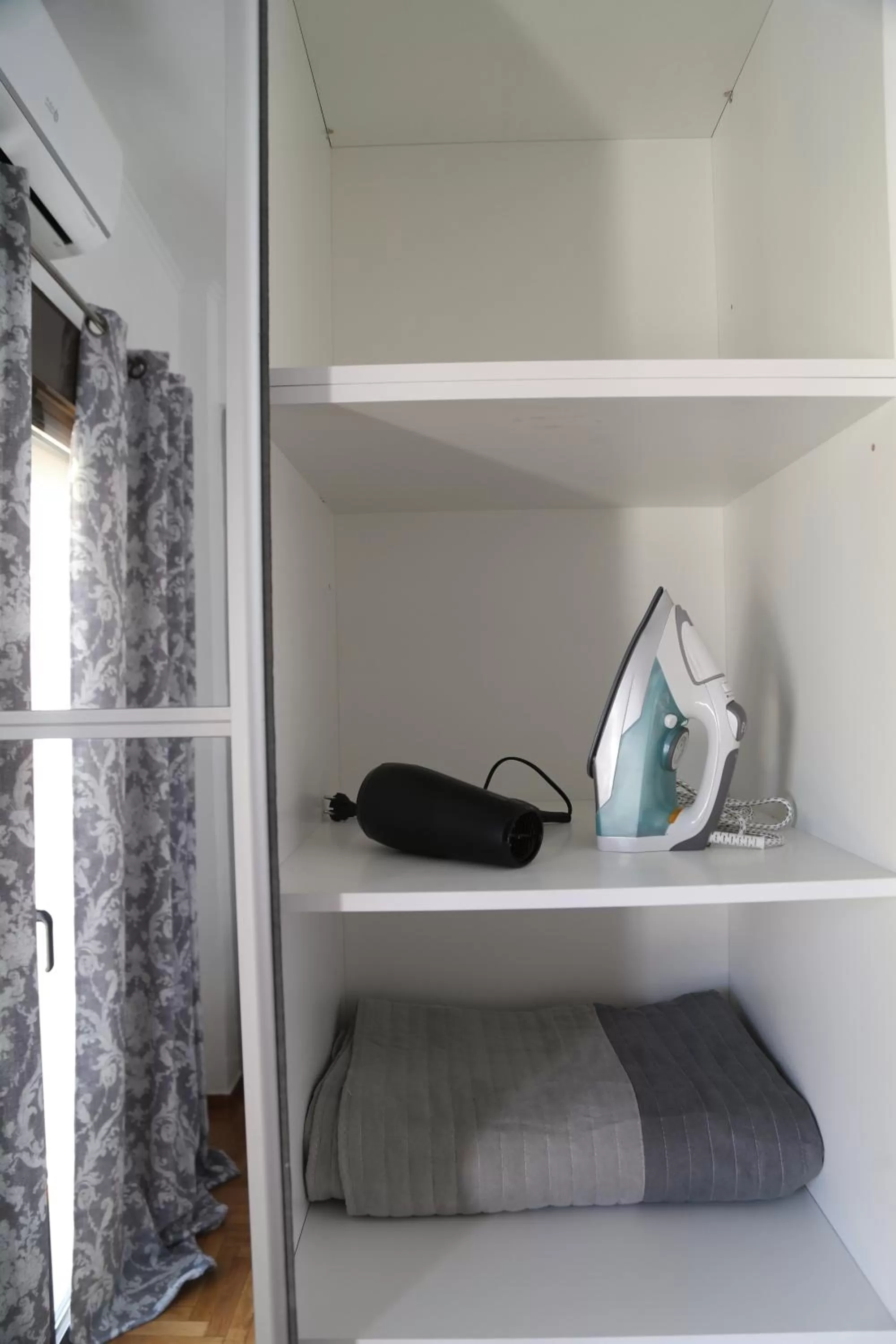 furniture in Nicholas Point Apartments and Rooms