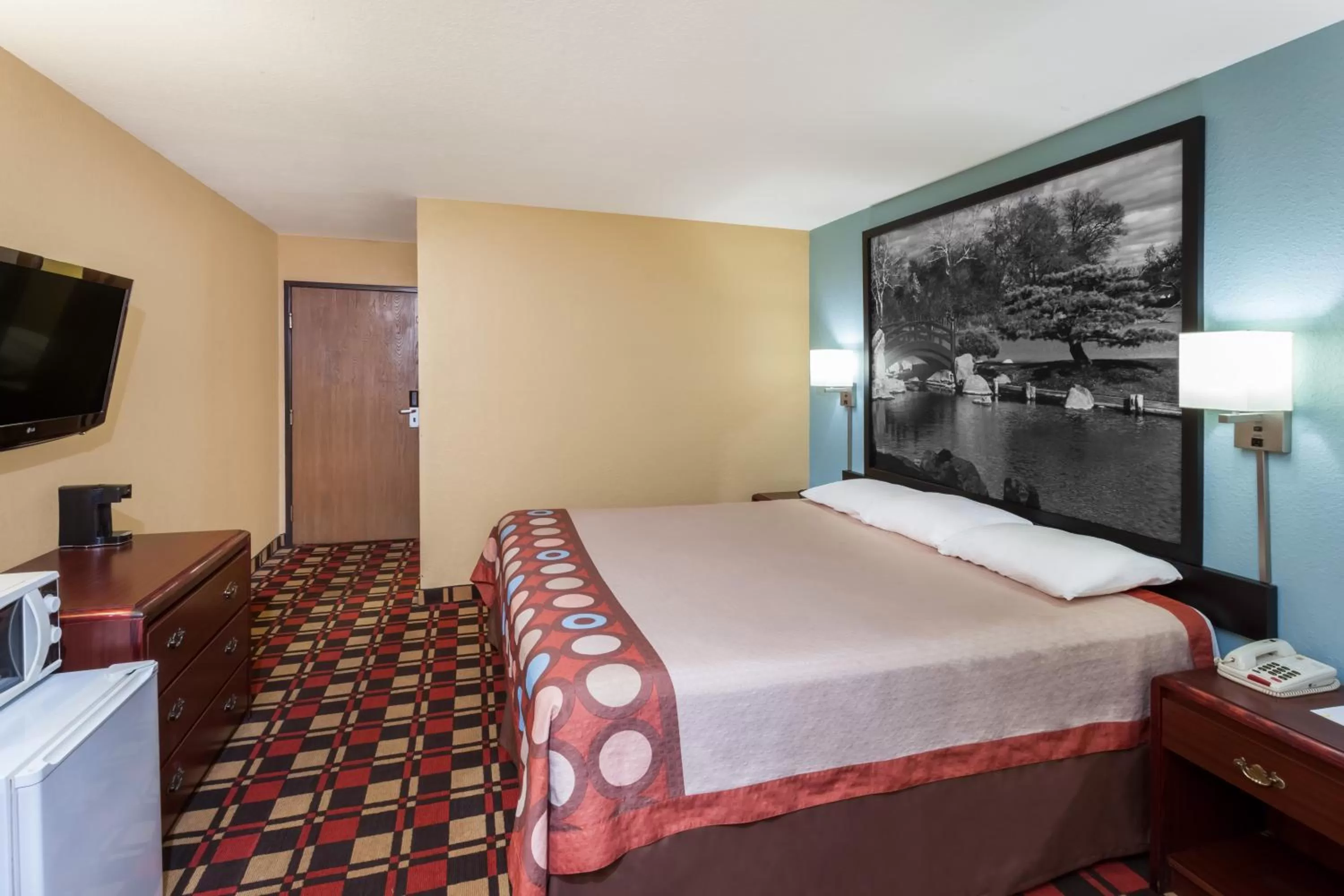 Bed in Econo Lodge Chillicothe