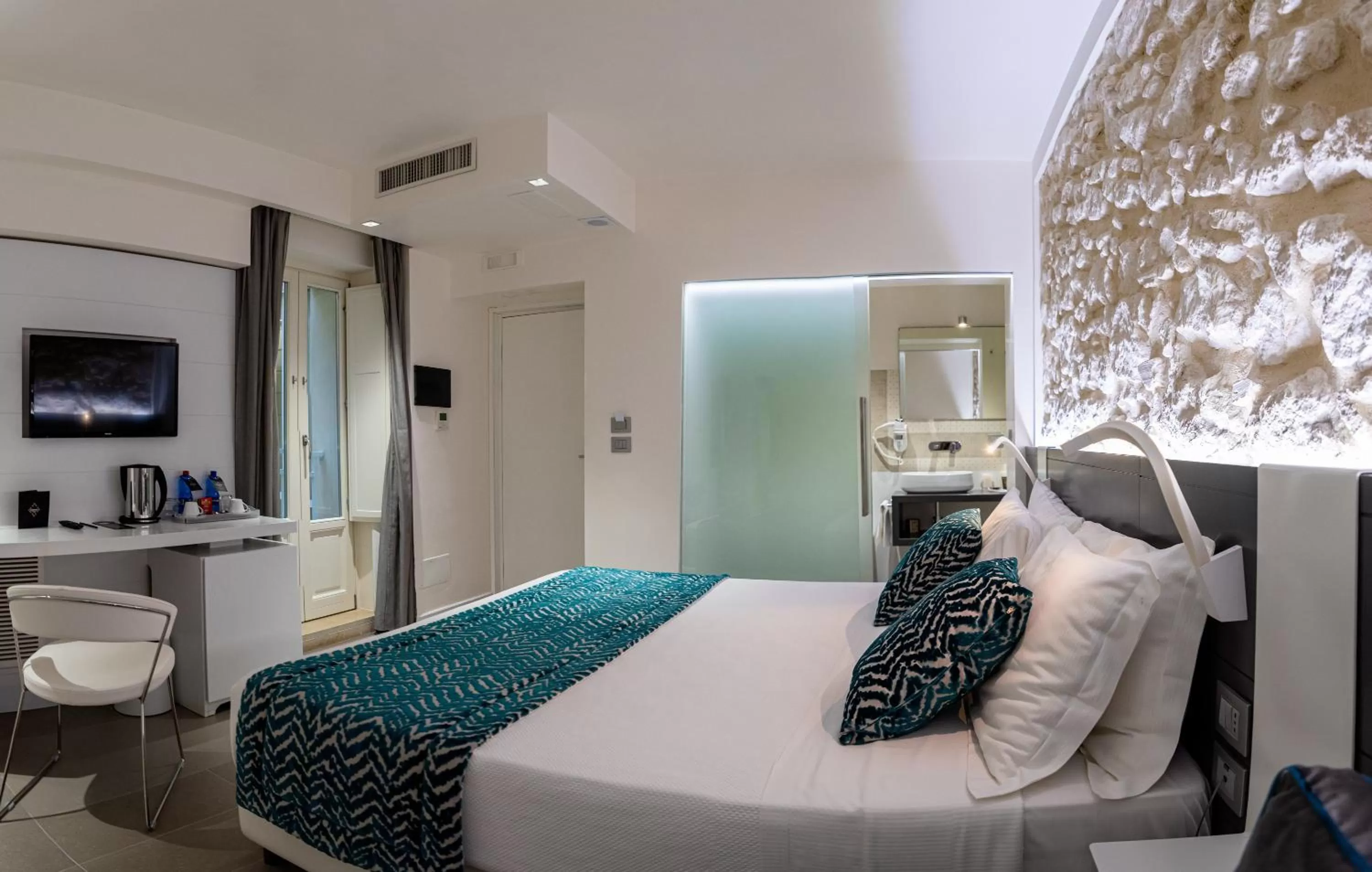 TV and multimedia in Caportigia Boutique Hotel