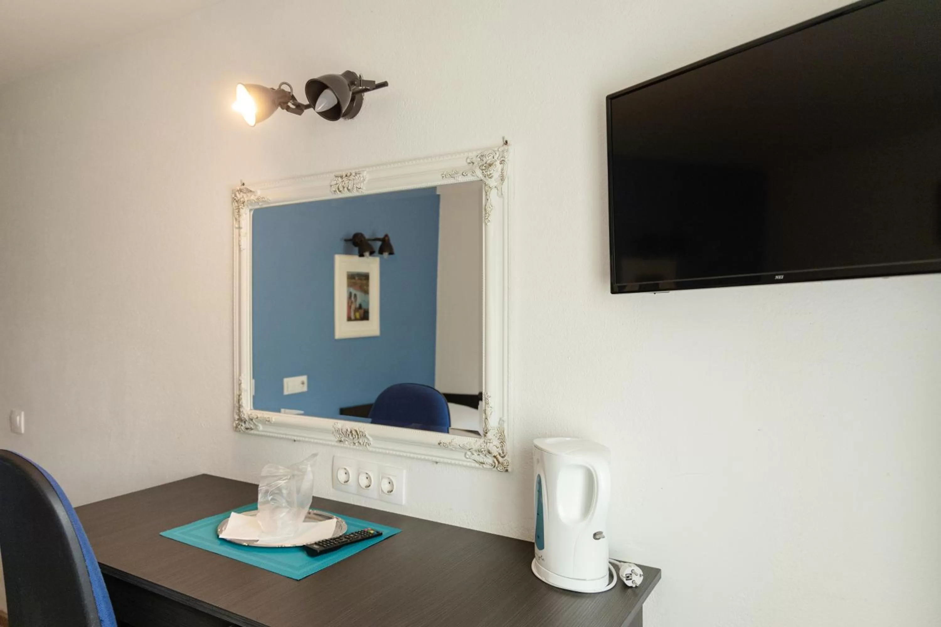 Coffee/tea facilities, TV/Entertainment Center in Pensiunea Pictorilor