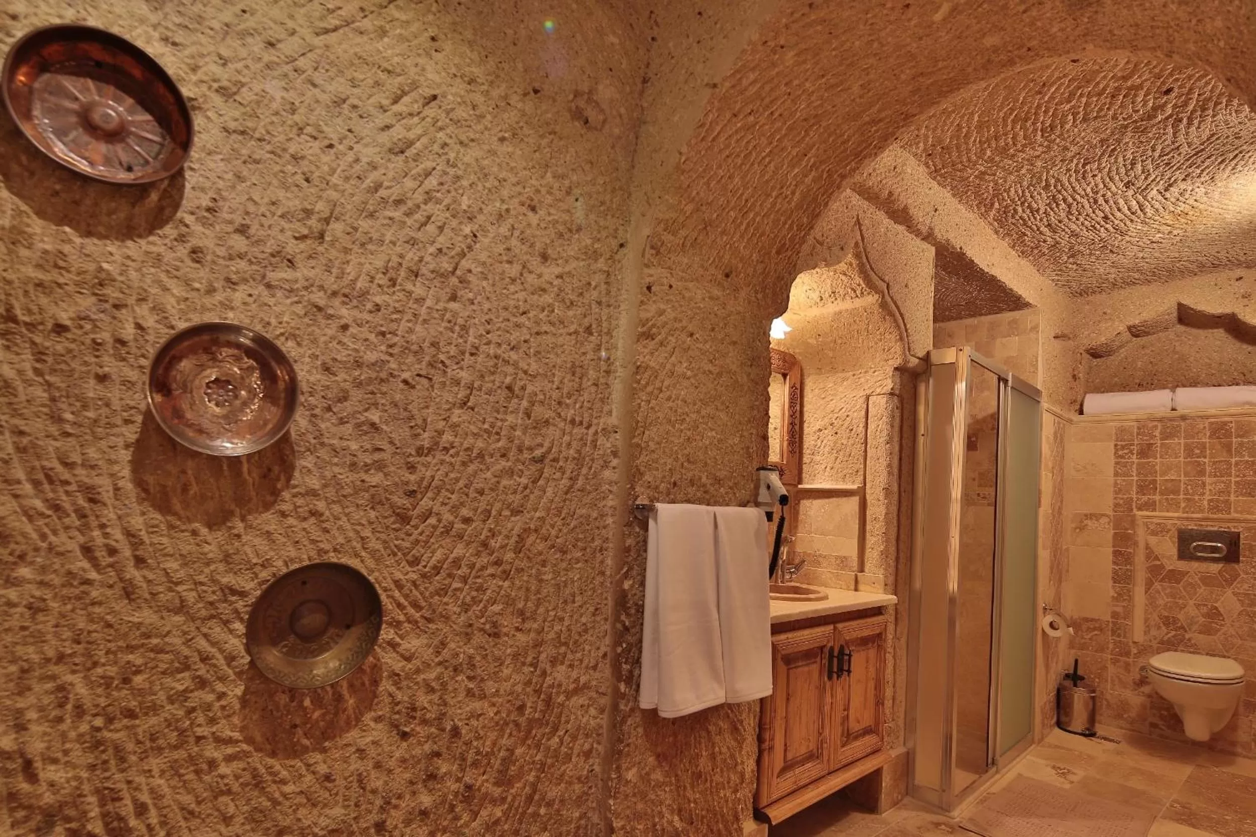 Shower, Bathroom in Vista Cave Hotel