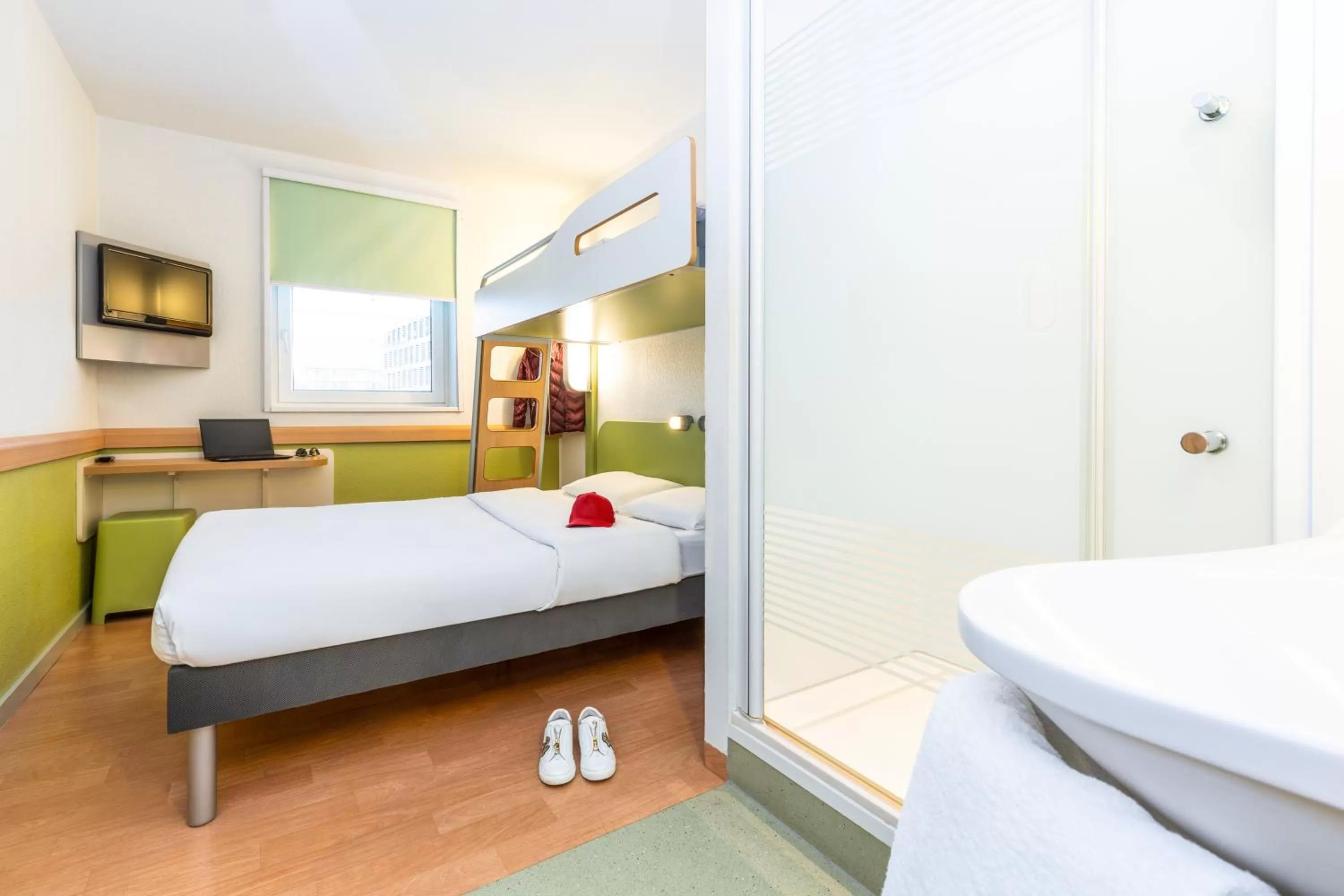 Bedroom, Bed in ibis budget Zurich City West