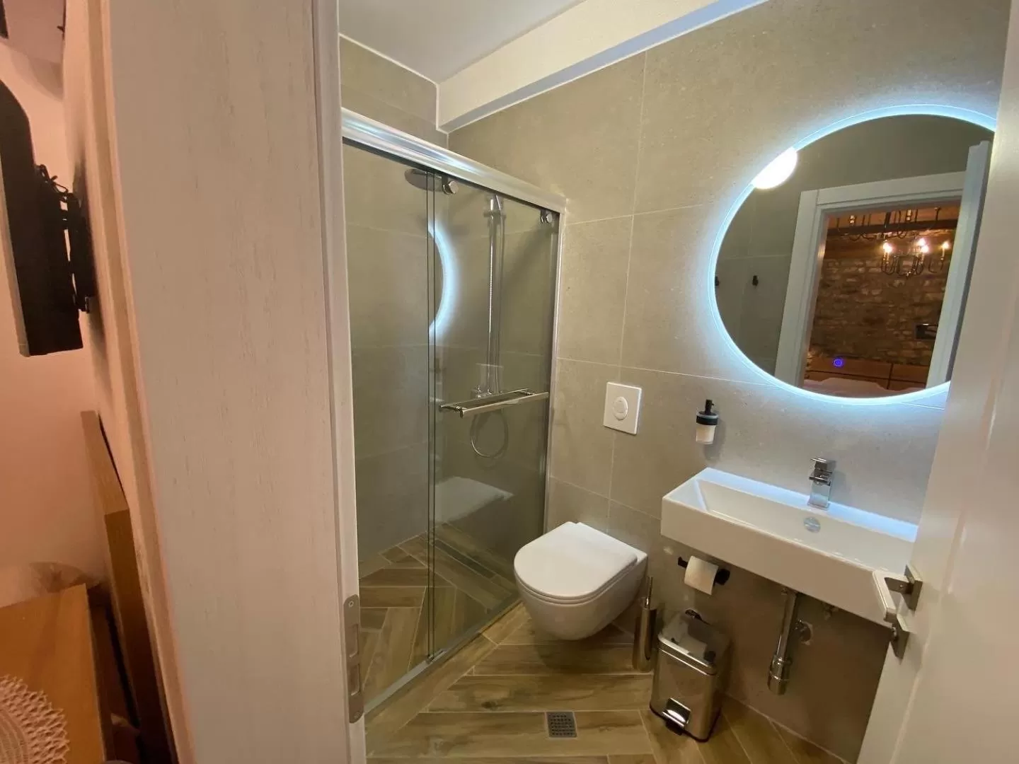 Shower, Bathroom in HOTEL ANSEL