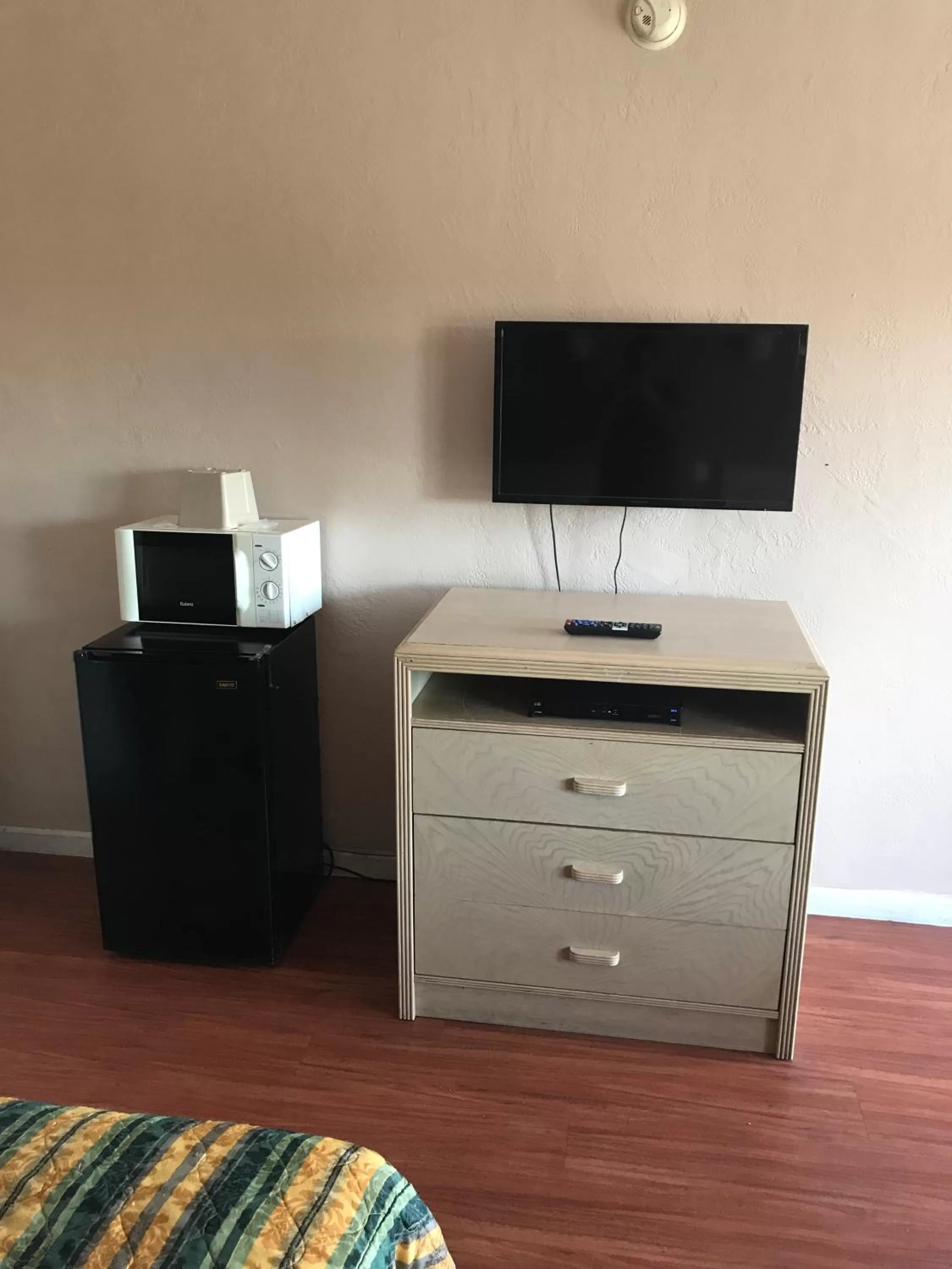 Bedroom in Economy Inn