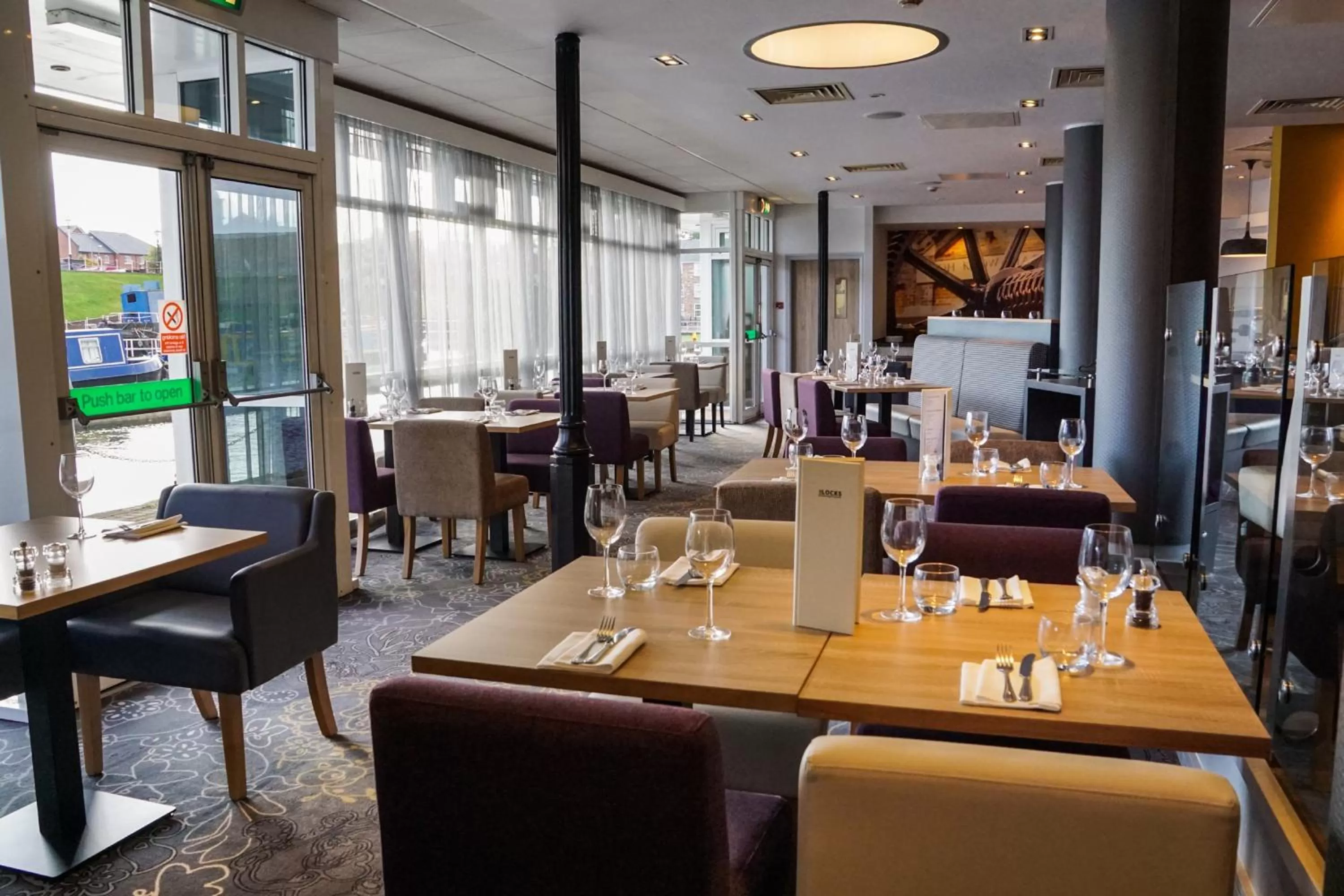 Restaurant/places to eat in Holiday Inn Ellesmere Port/Cheshire Oaks by IHG