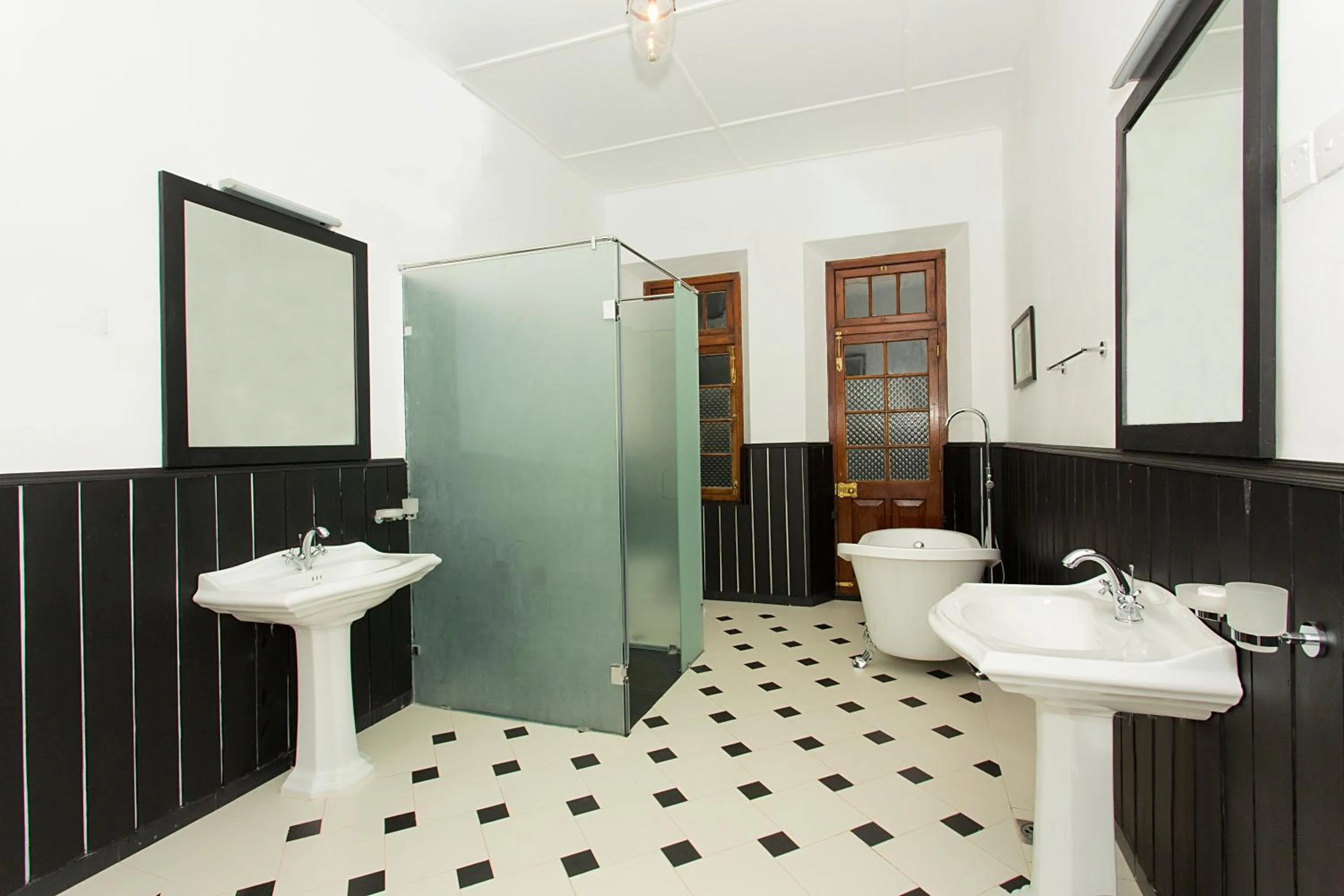 Shower in Mountbatten Bungalow- Thema Collection
