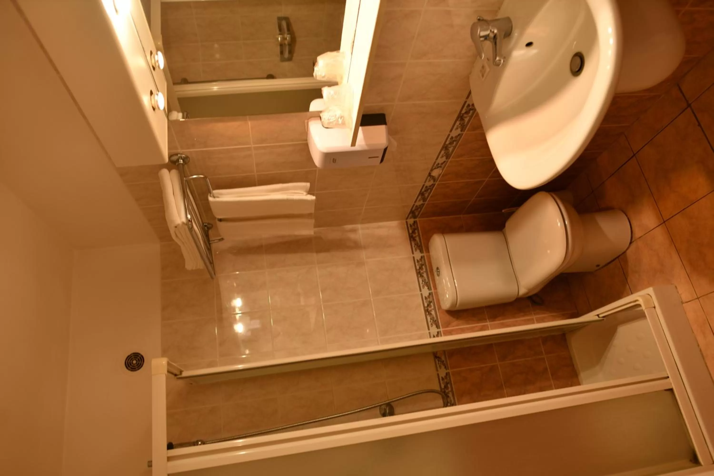 Shower in Hôtel Le Claridge