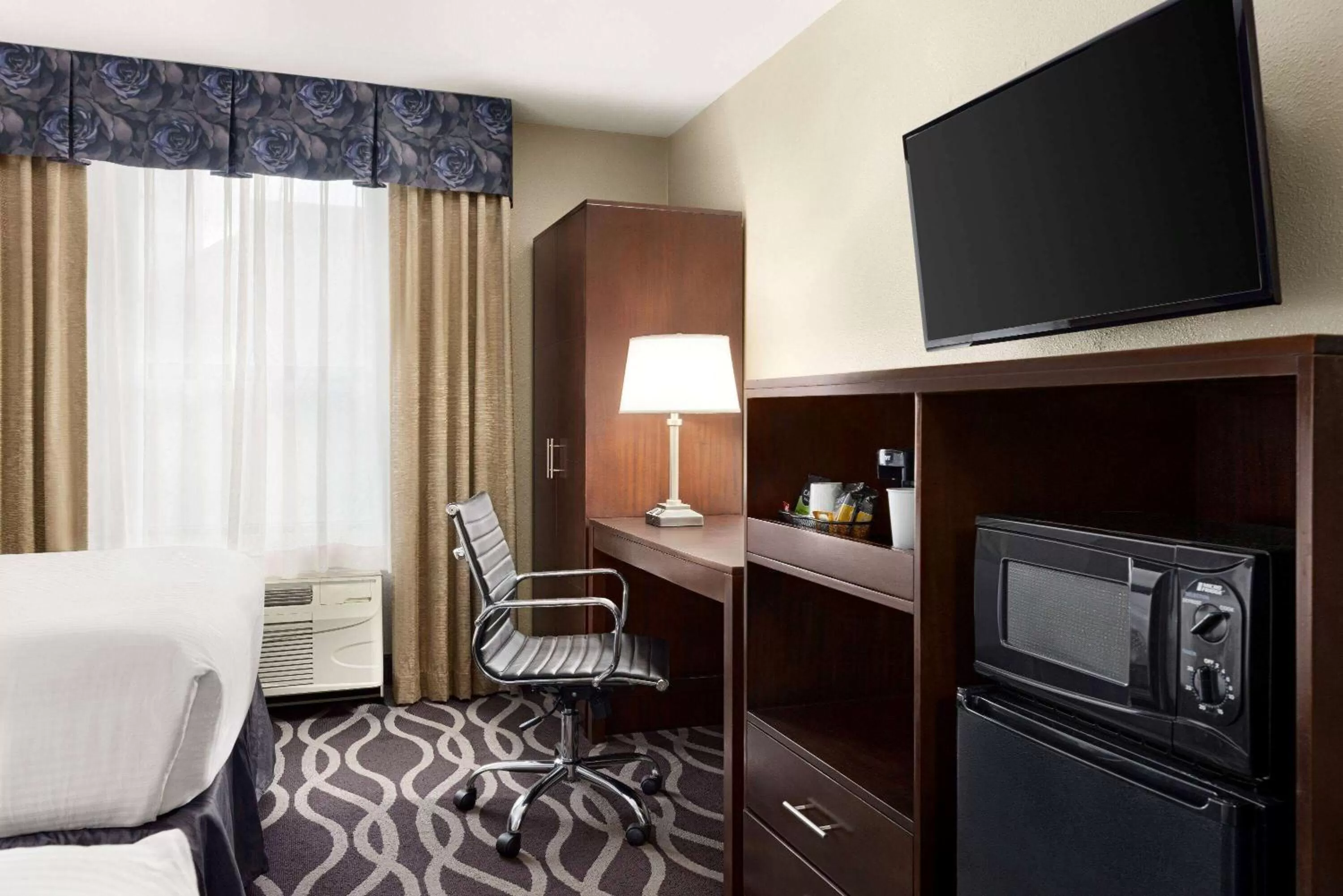 Photo of the whole room, TV/Entertainment Center in IBAN Hotel, Trademark Collection by Wyndham